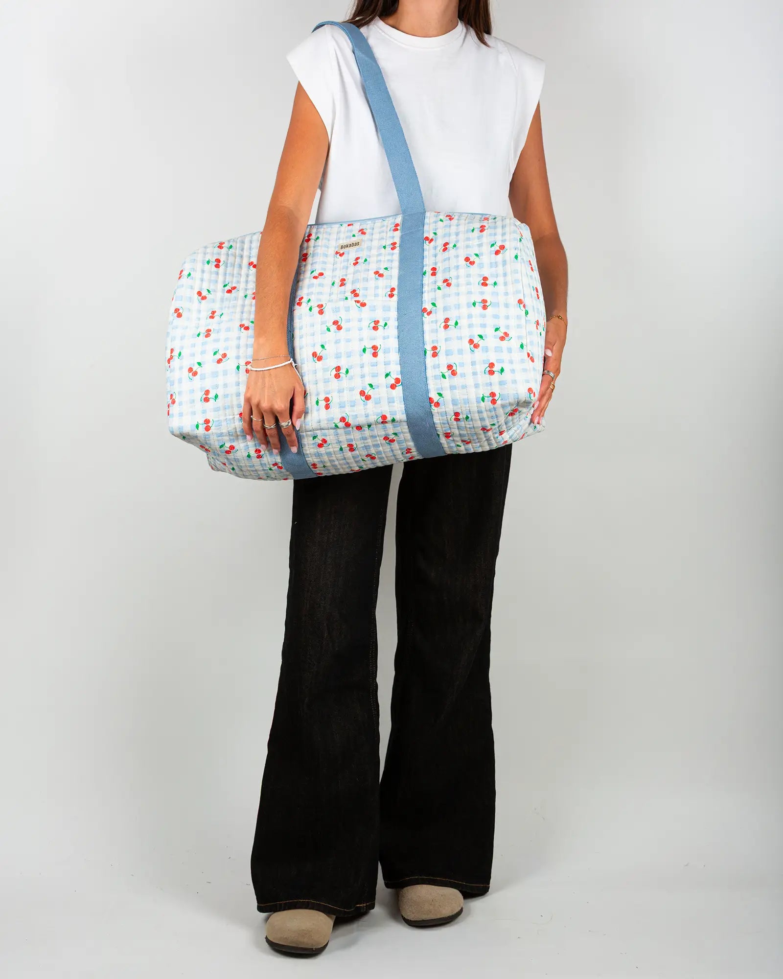 Sac week-end matelassé Bokabas, imprimé Cerise vichy bleu, porté