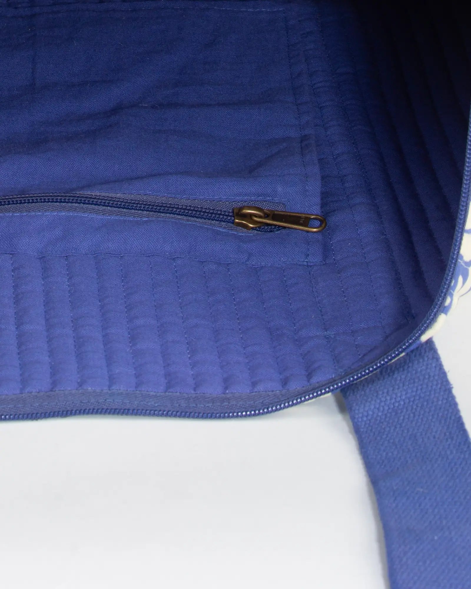 Sac week-end matelassé Bokabas, imprimé Daisy fleuri bleu et beige, vue de l'intérieur