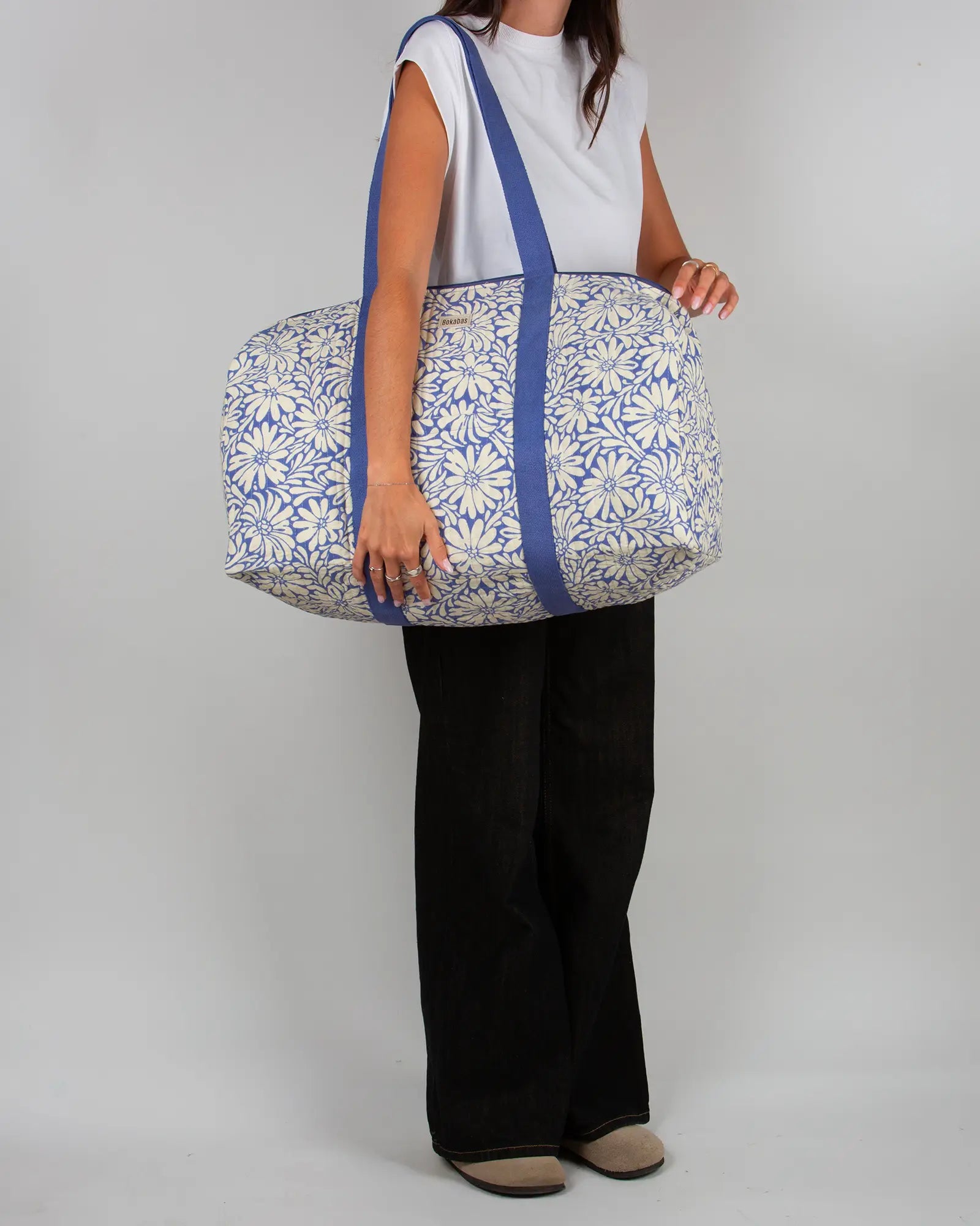 Sac week-end matelassé Bokabas, imprimé Daisy fleuri bleu et beige, porté