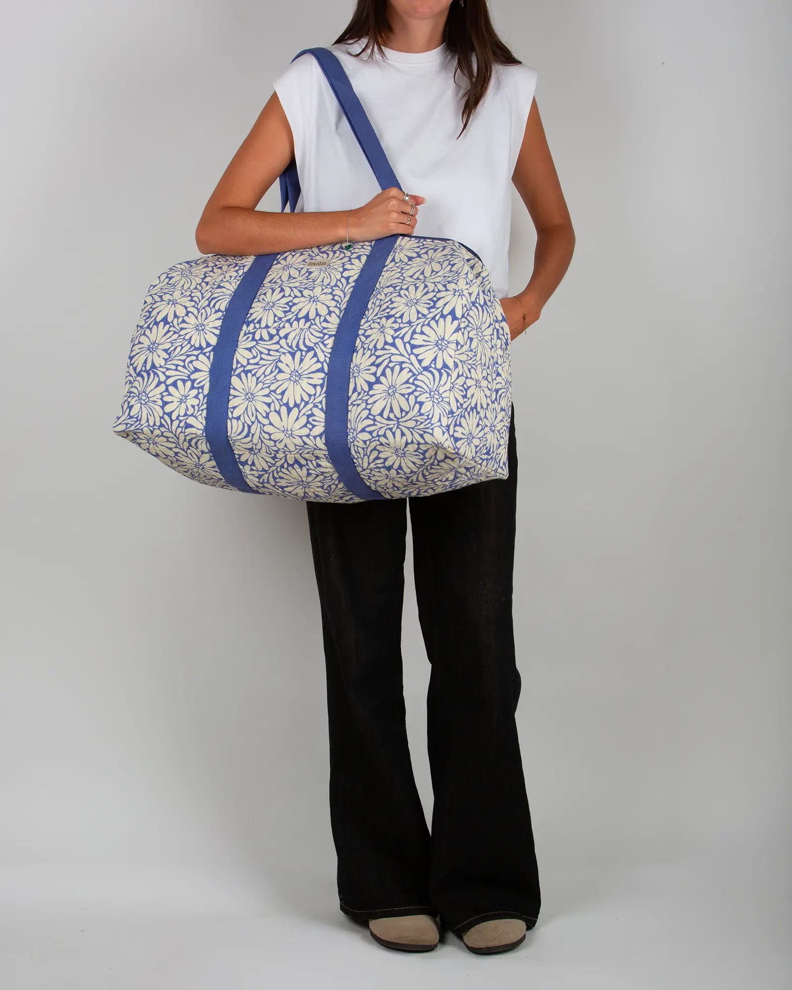 Sac week-end matelassé Bokabas, imprimé Daisy fleuri bleu et beige, porté