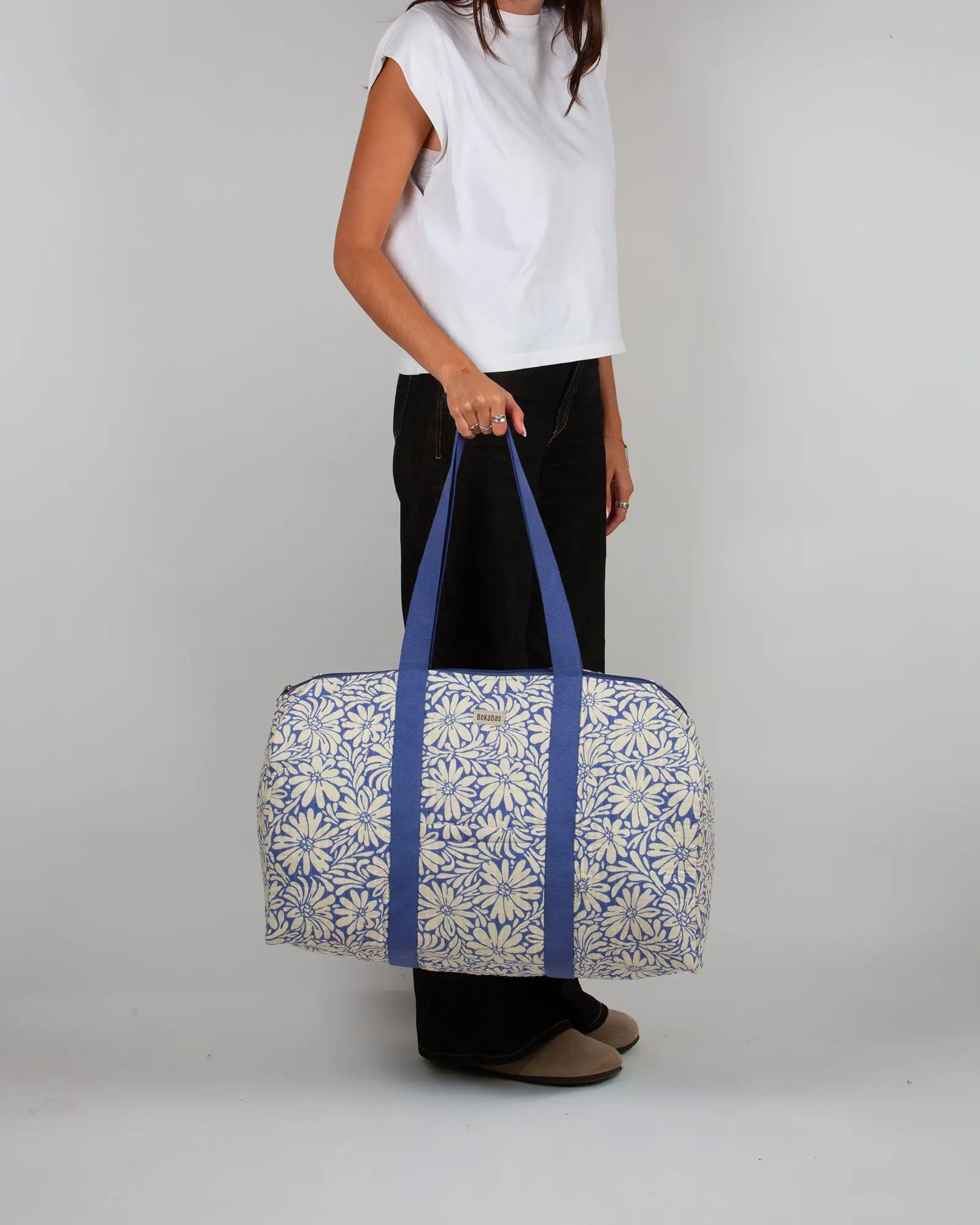 Sac week-end matelassé Bokabas, imprimé Daisy fleuri bleu et beige, porté