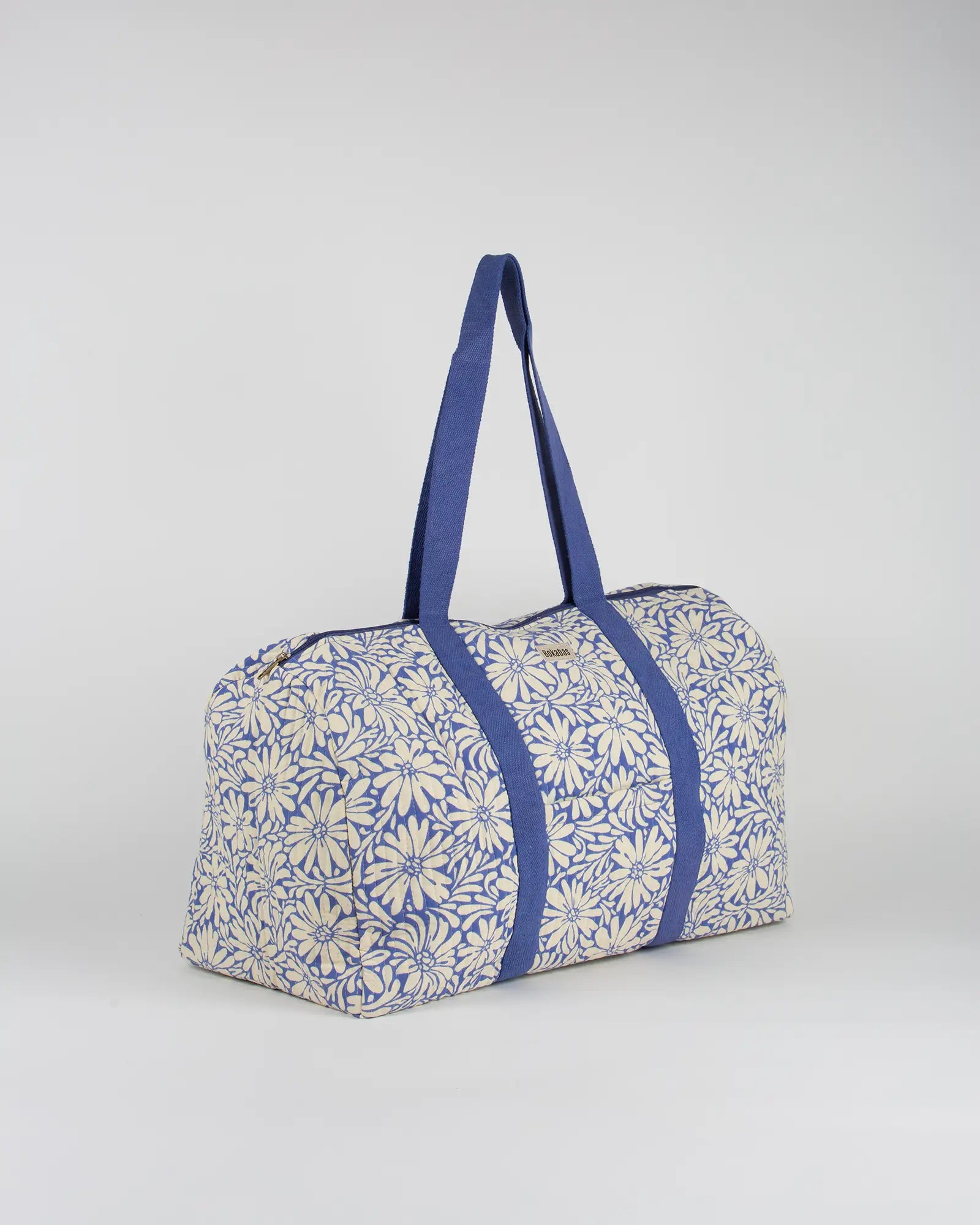 Sac week-end matelassé Bokabas, imprimé Daisy fleuri bleu et beige, vue de trois-quarts