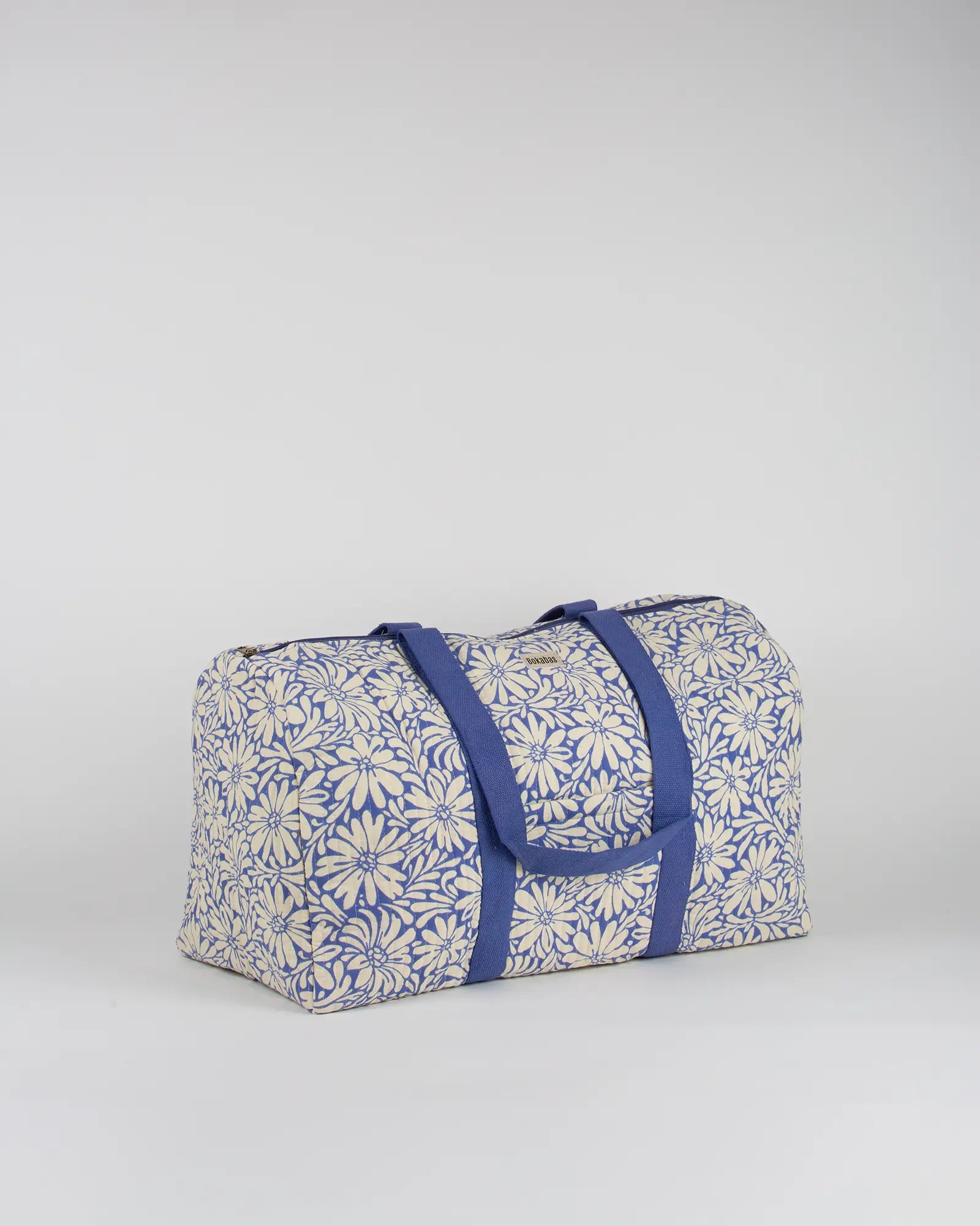 Sac week-end matelassé Bokabas, imprimé Daisy fleuri bleu et beige, vue de trois-quarts