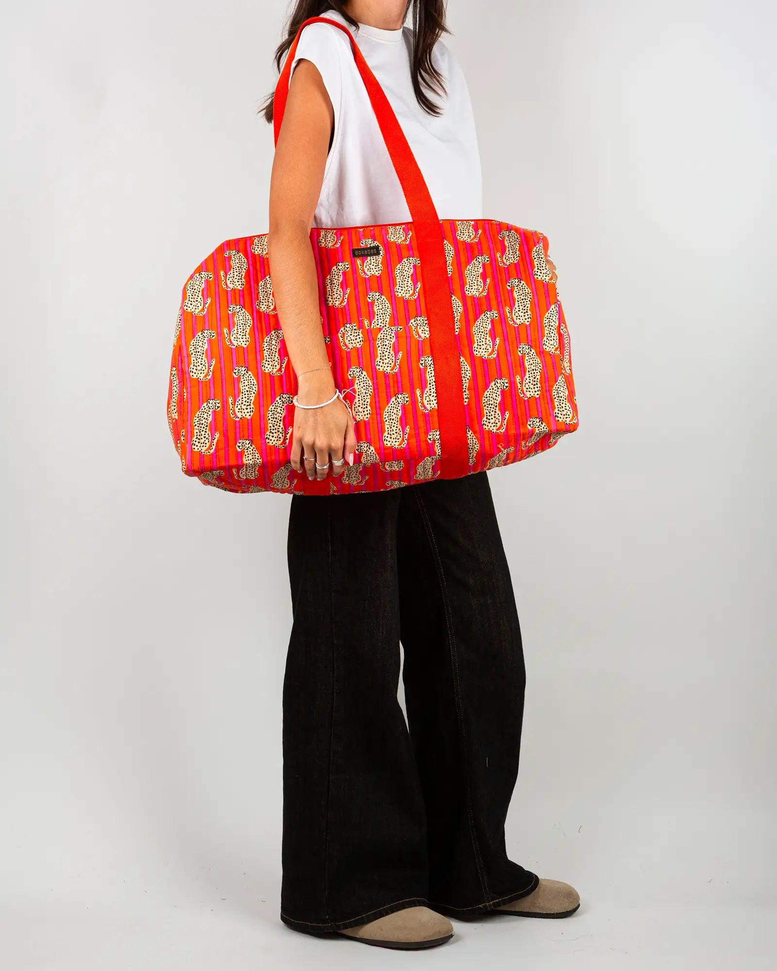 Sac week-end matelassé Bokabas, imprimé Guépard rayé orange et rose, porté