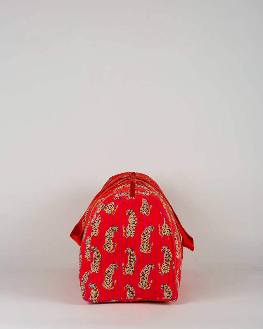 Sac week-end matelassé Bokabas, imprimé Guépard rayé orange et rose, vue de profil
