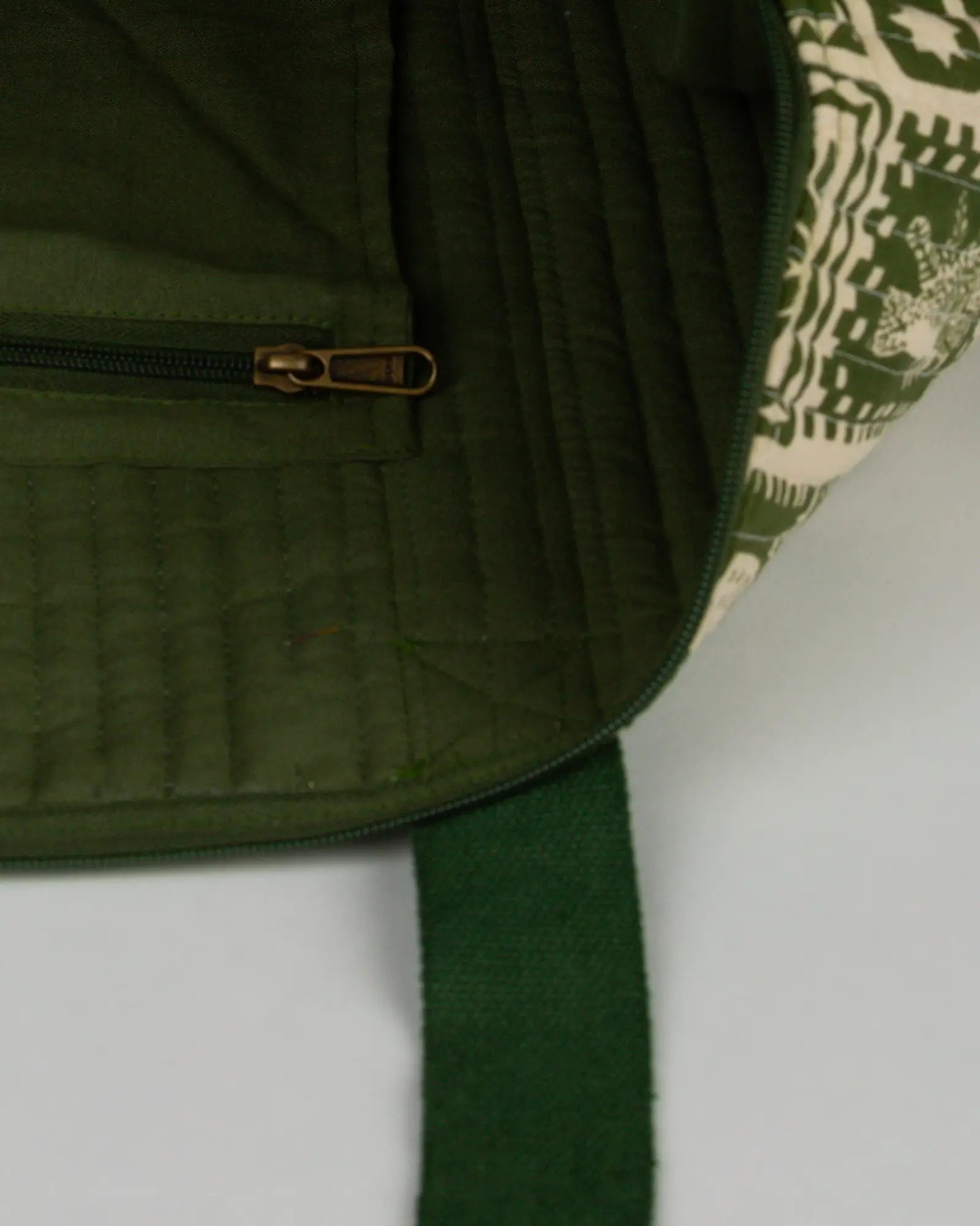 Sac week-end matelassé Bokabas, imprimé Art vert kaki et beige, vue de l'intérieur