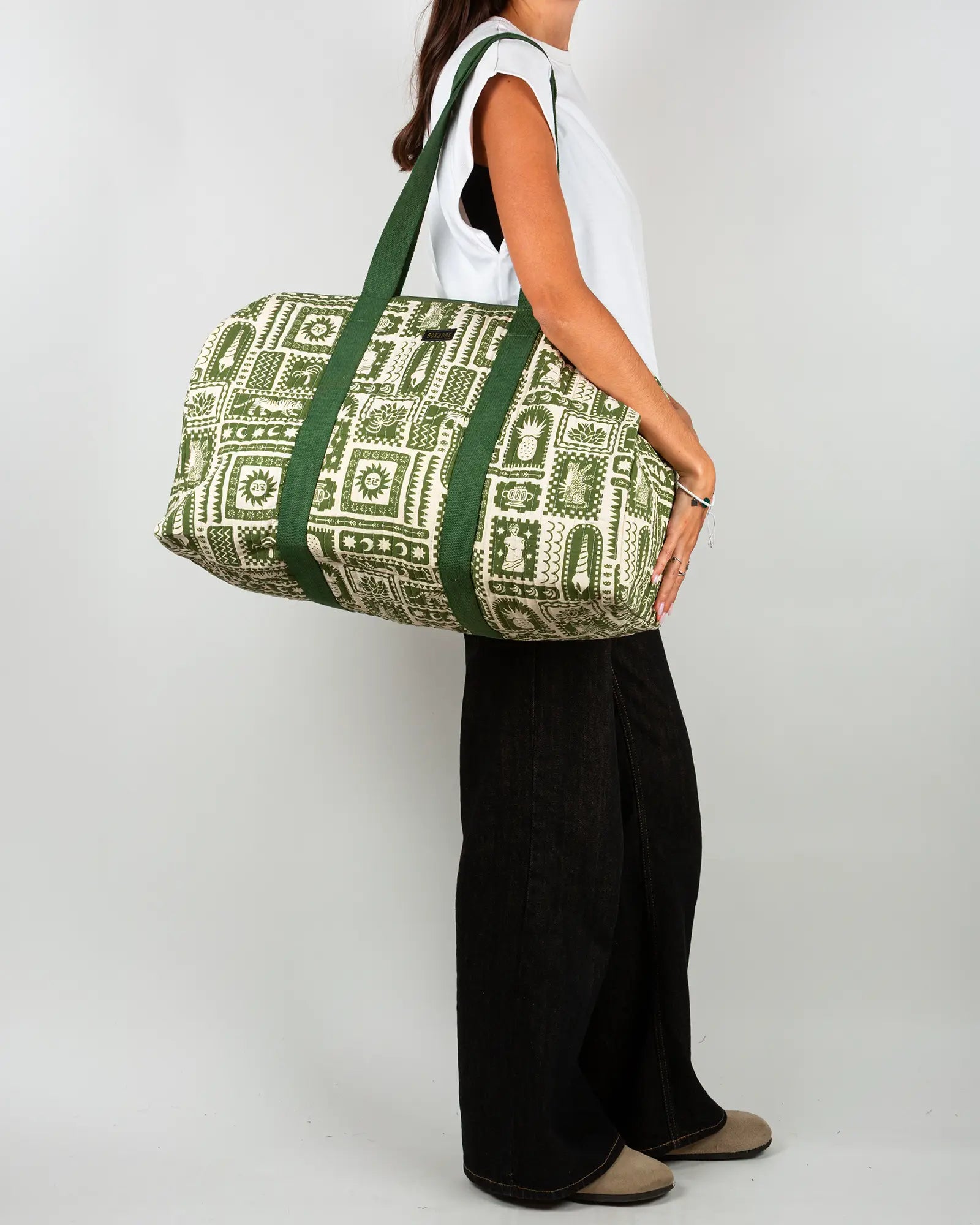 Sac week-end matelassé Bokabas, imprimé Art vert kaki et beige, porté