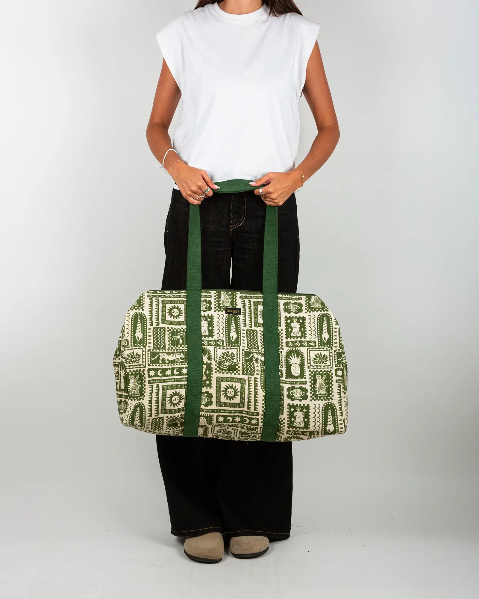 Sac week-end matelassé Bokabas, imprimé Art vert kaki et beige, porté
