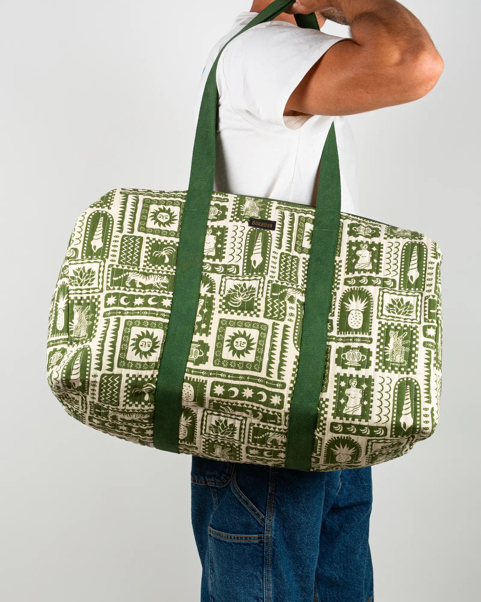 Sac week-end matelassé Bokabas, imprimé Art vert kaki et beige, porté