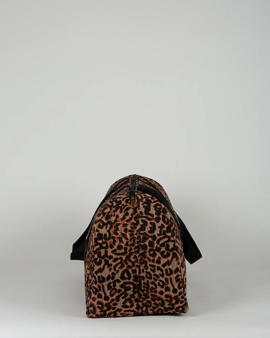 Sac week-end matelassé Bokabas, imprimé léopard noir et marron, vue de profil