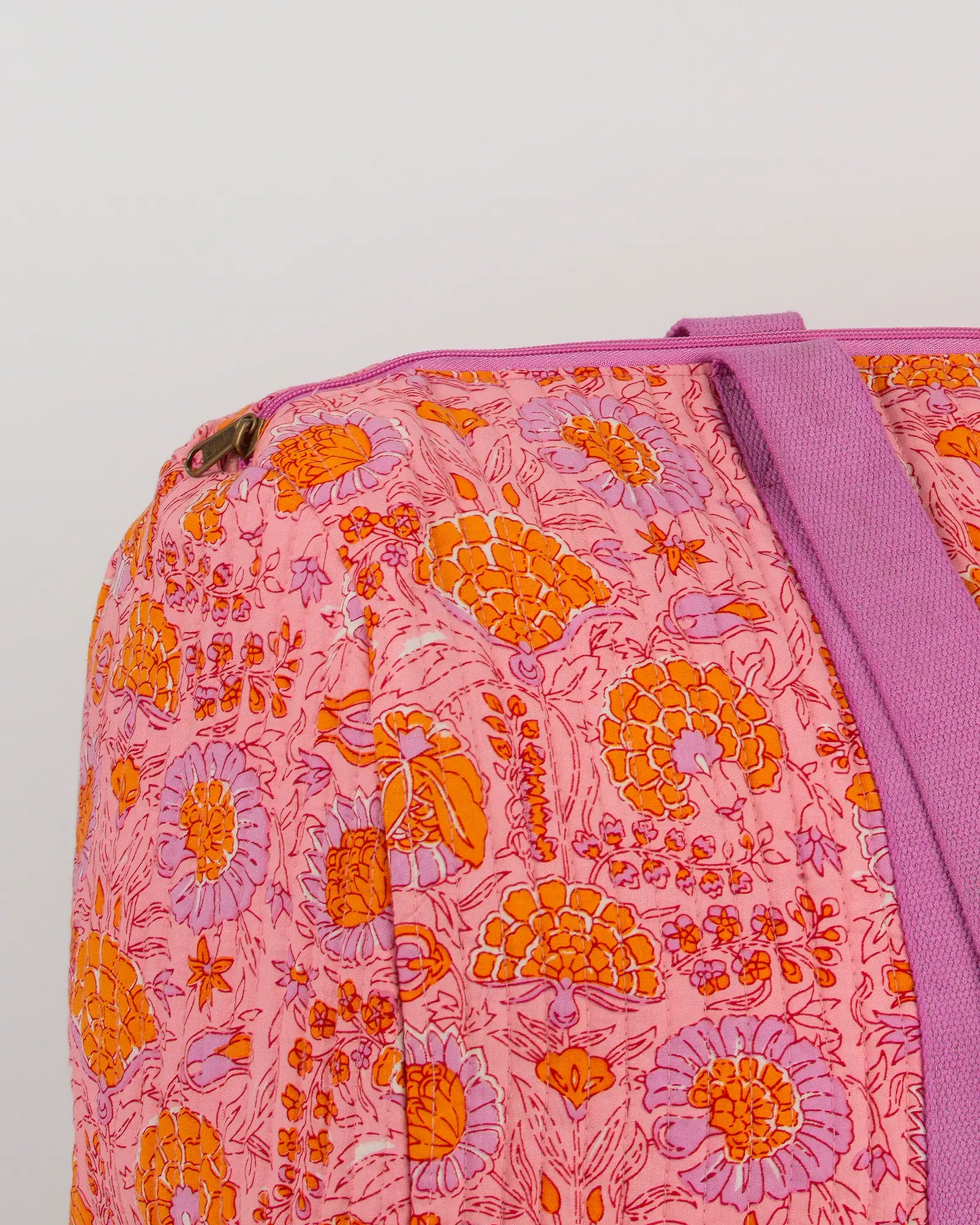 Sac week-end matelassé Bokabas, imprimé Marie rose fleuri, zoom sur la matière