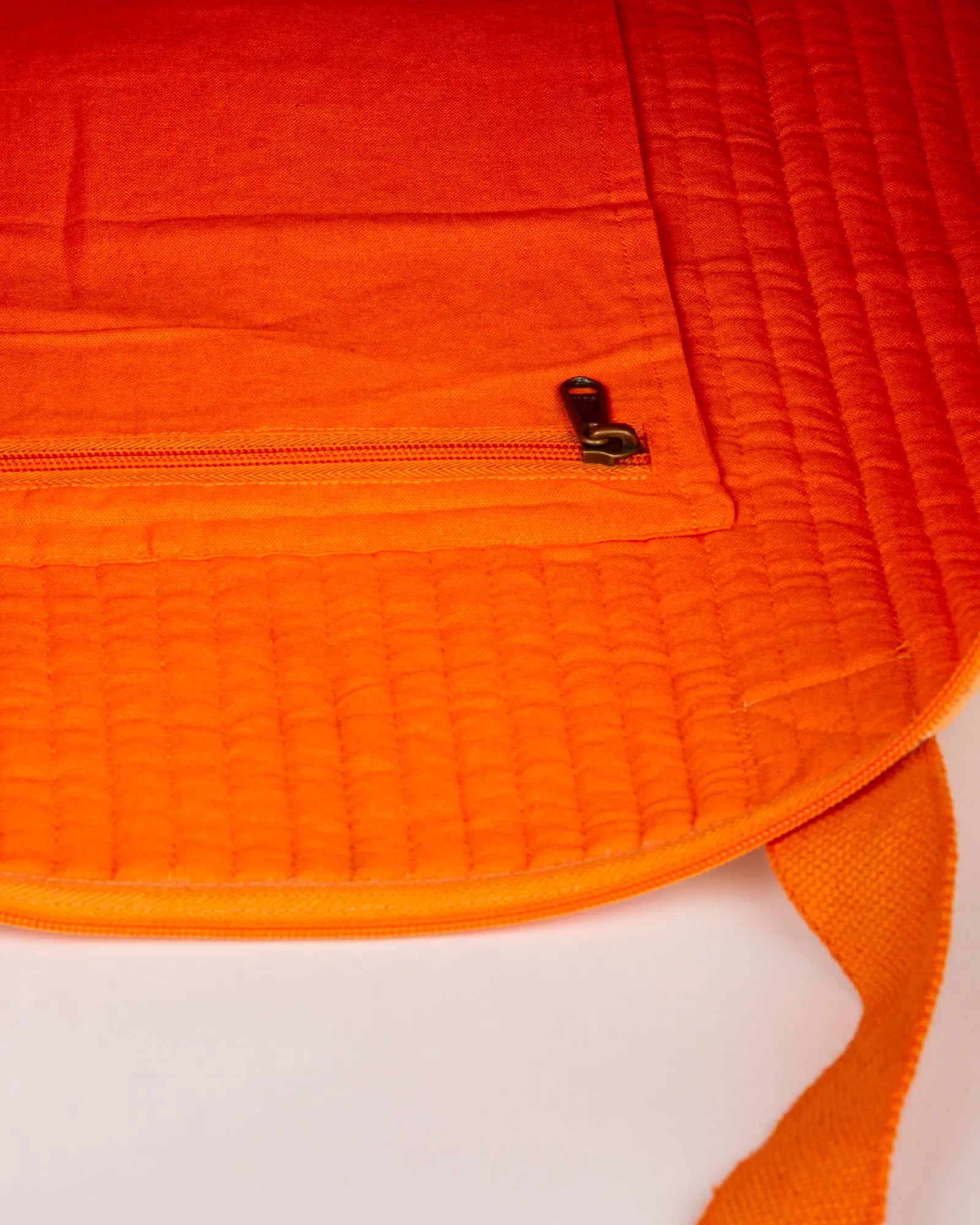 Sac week-end matelassé Bokabas, imprimé Peachy fleuri orange, vue de l'intérieur