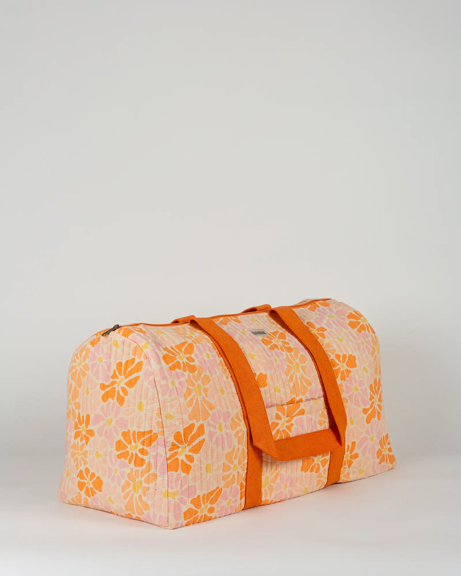 Sac week-end matelassé Bokabas, imprimé Peachy fleuri orange, vue de trois-quarts