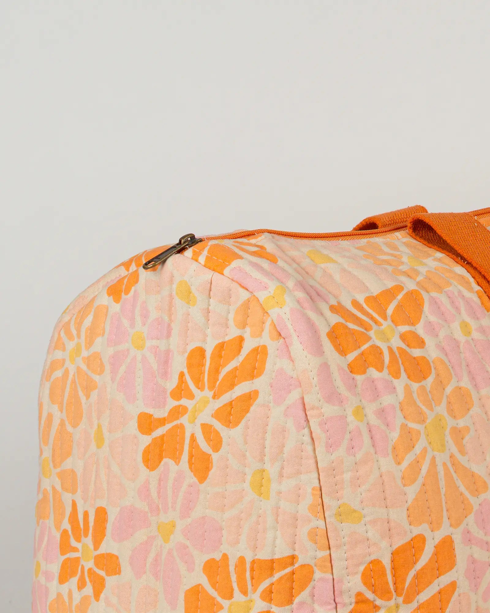 Sac week-end matelassé Bokabas, imprimé Peachy fleuri orange, zoom sur la matière