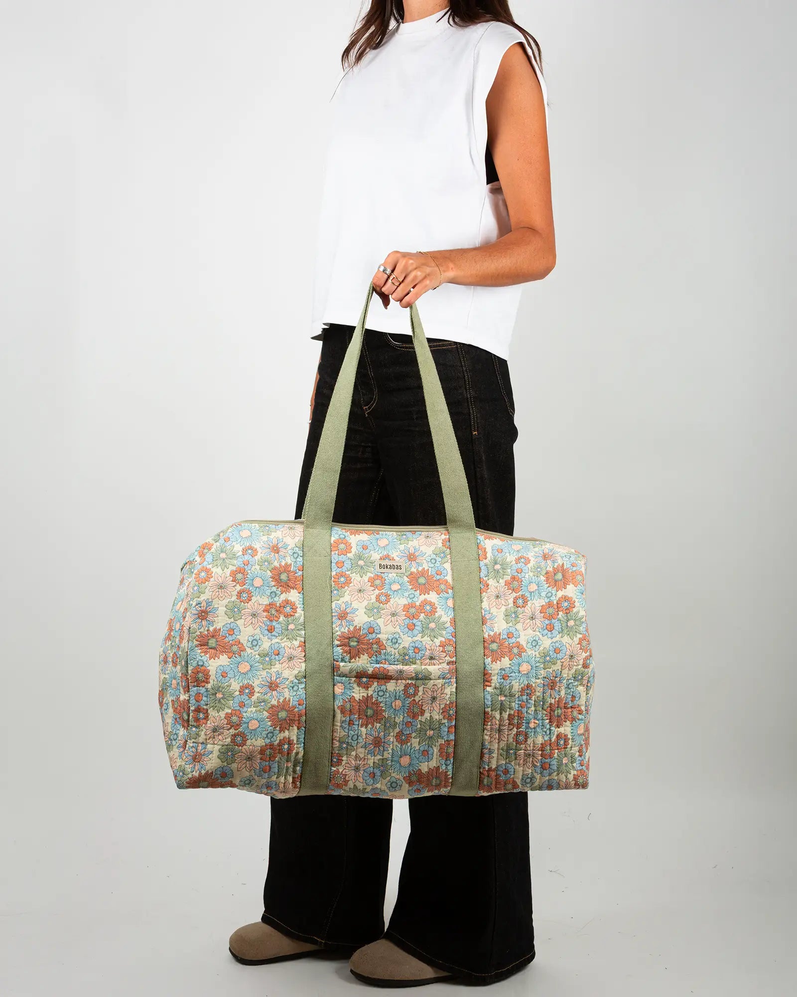 Sac week-end matelassé Bokabas, imprimé Rétro liberty vert, bleu et orange, porté
