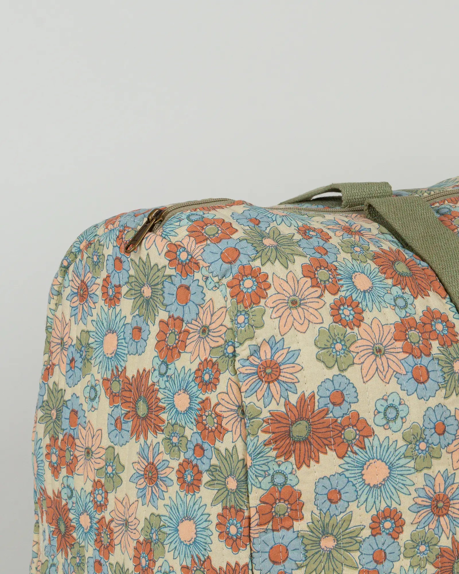 Sac week-end matelassé Bokabas, imprimé Rétro liberty vert, bleu et orange, zoom sur la matière
