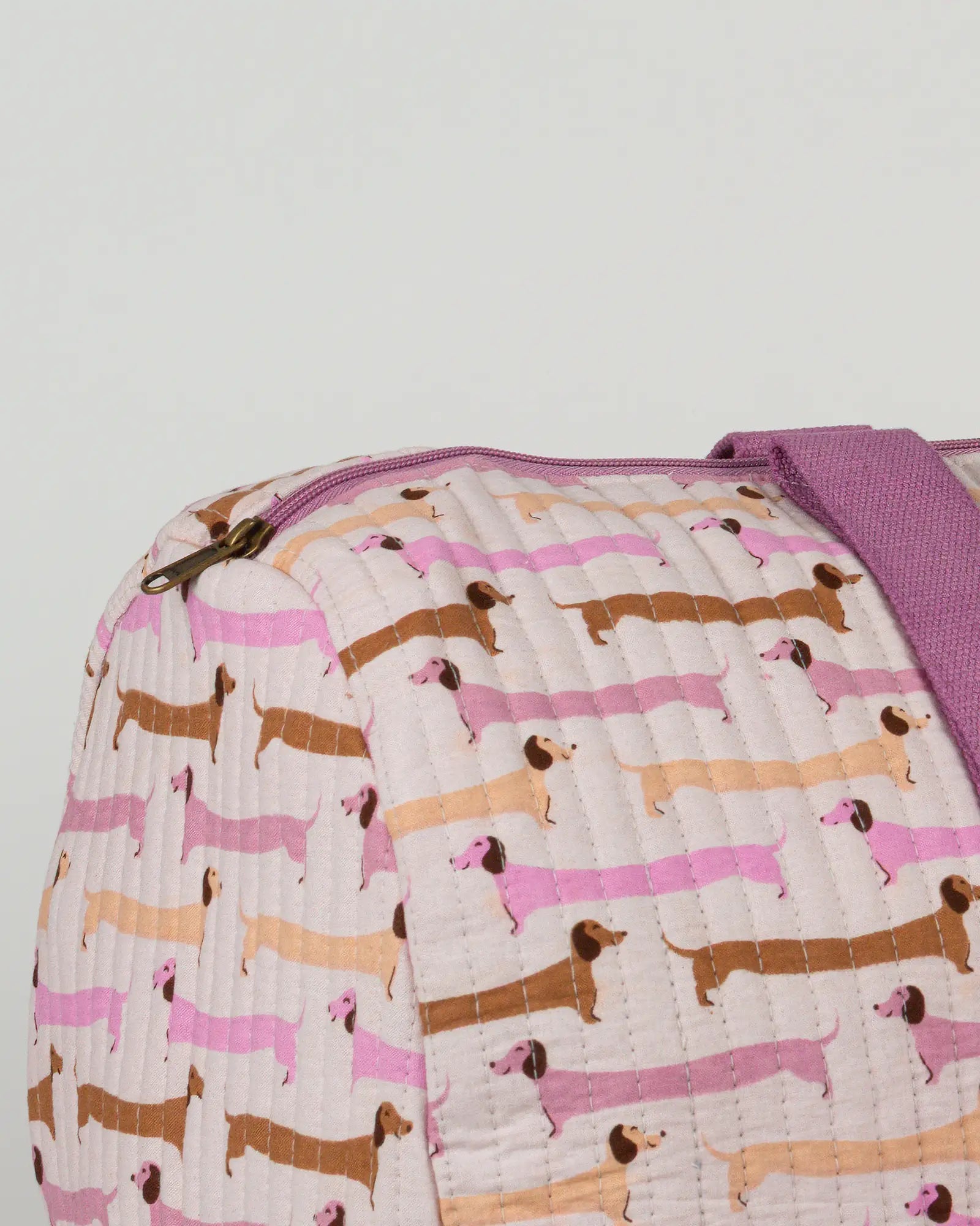 Sac week-end matelassé Bokabas, imprimé Saucisse chien teckel rose et violet, vue de face