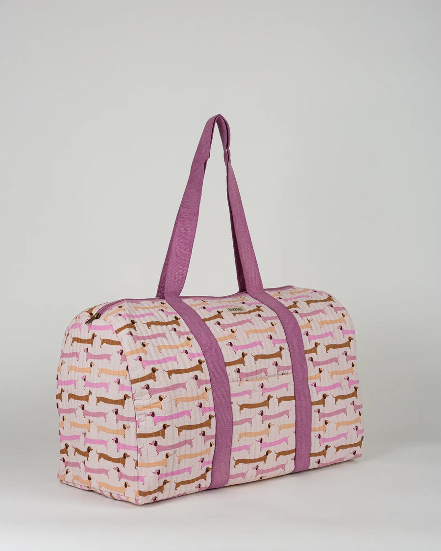 Sac week-end matelassé Bokabas, imprimé Saucisse chien teckel rose et violet, vue de face