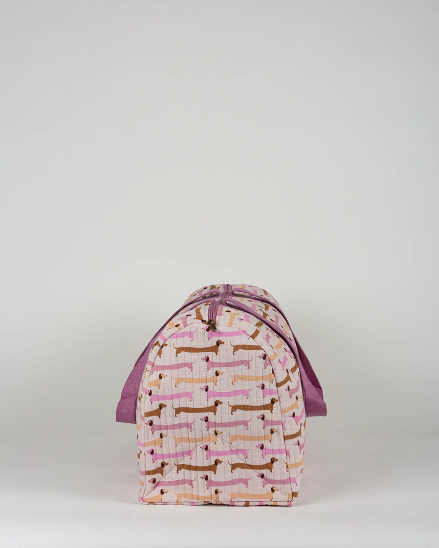 Sac week-end matelassé Bokabas, imprimé Saucisse chien teckel rose et violet, vue de profil