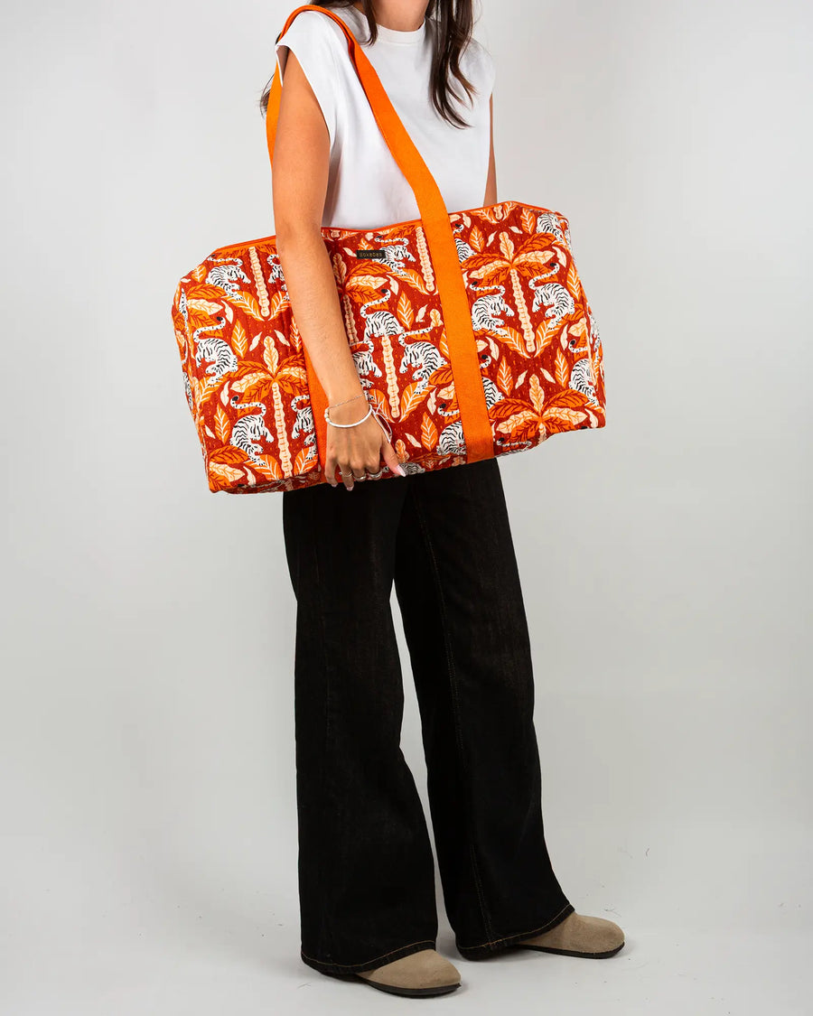 Sac week-end matelassé Bokabas, imprimé Tropique palmier et guépard orange, porté