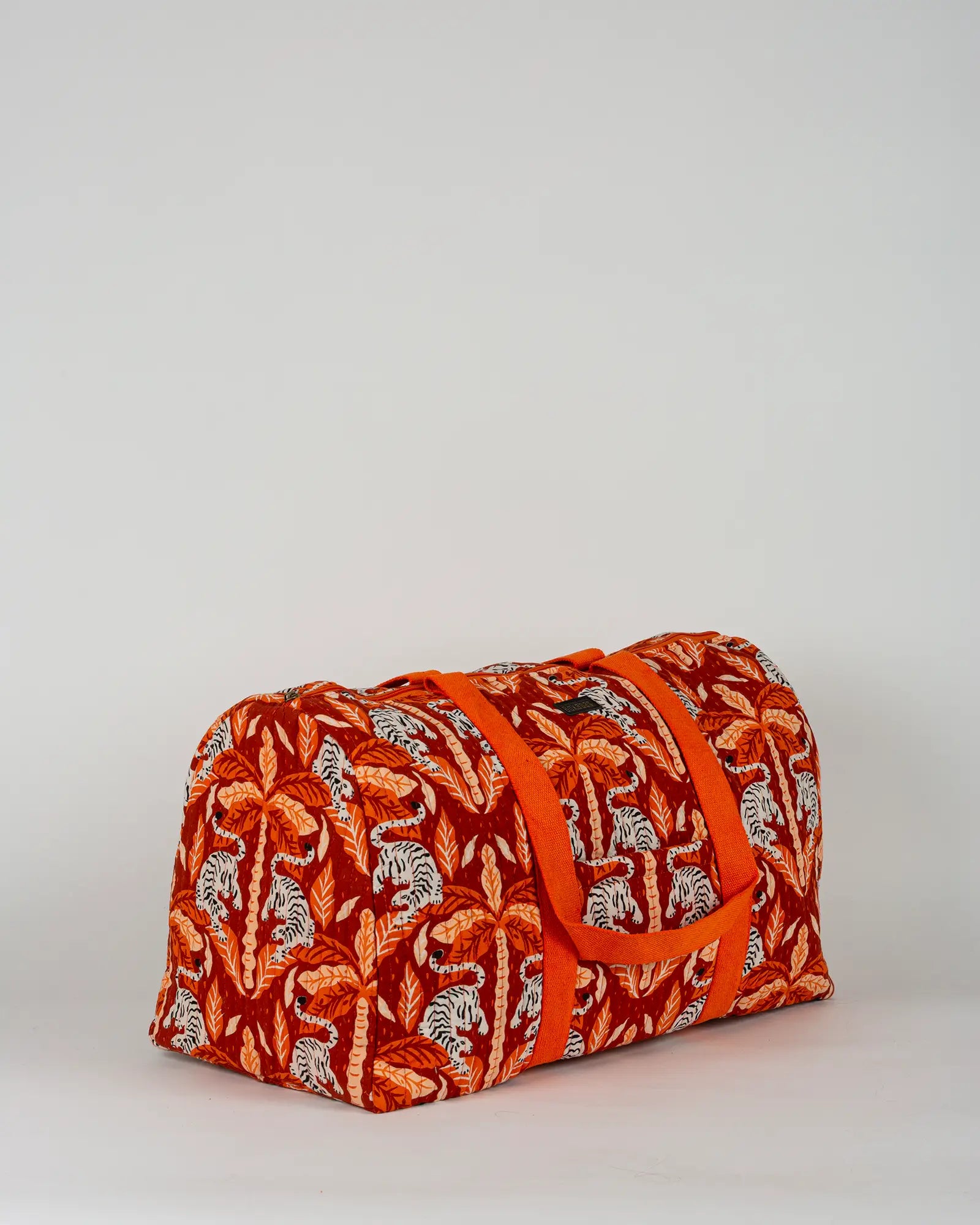 Sac week-end matelassé Bokabas, imprimé Tropique palmier et guépard orange, vue de trois-quarts