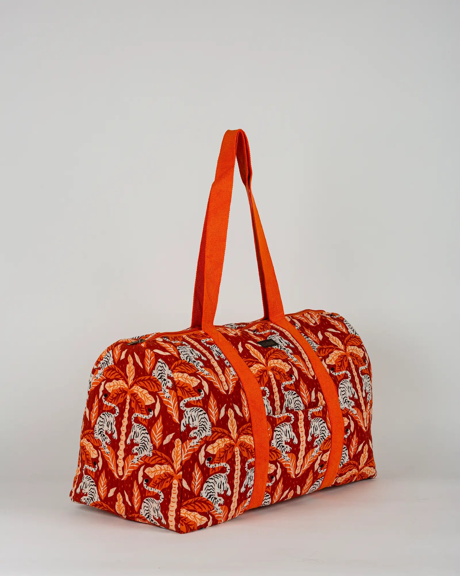 Sac week-end matelassé Bokabas, imprimé Tropique palmier et guépard orange, vue de trois-quarts