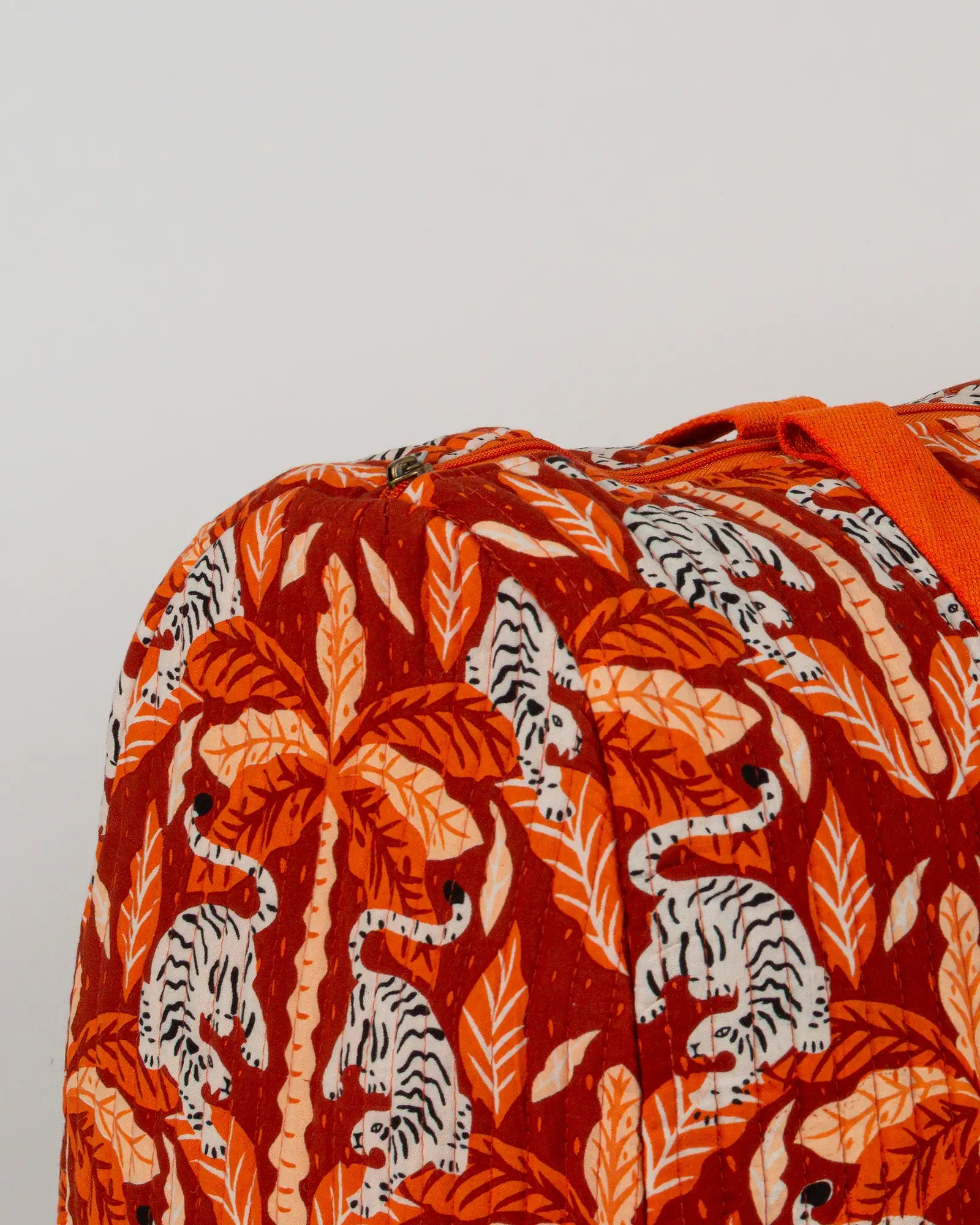 Sac week-end matelassé Bokabas, imprimé Tropique palmier et guépard orange, zoom sur la matière