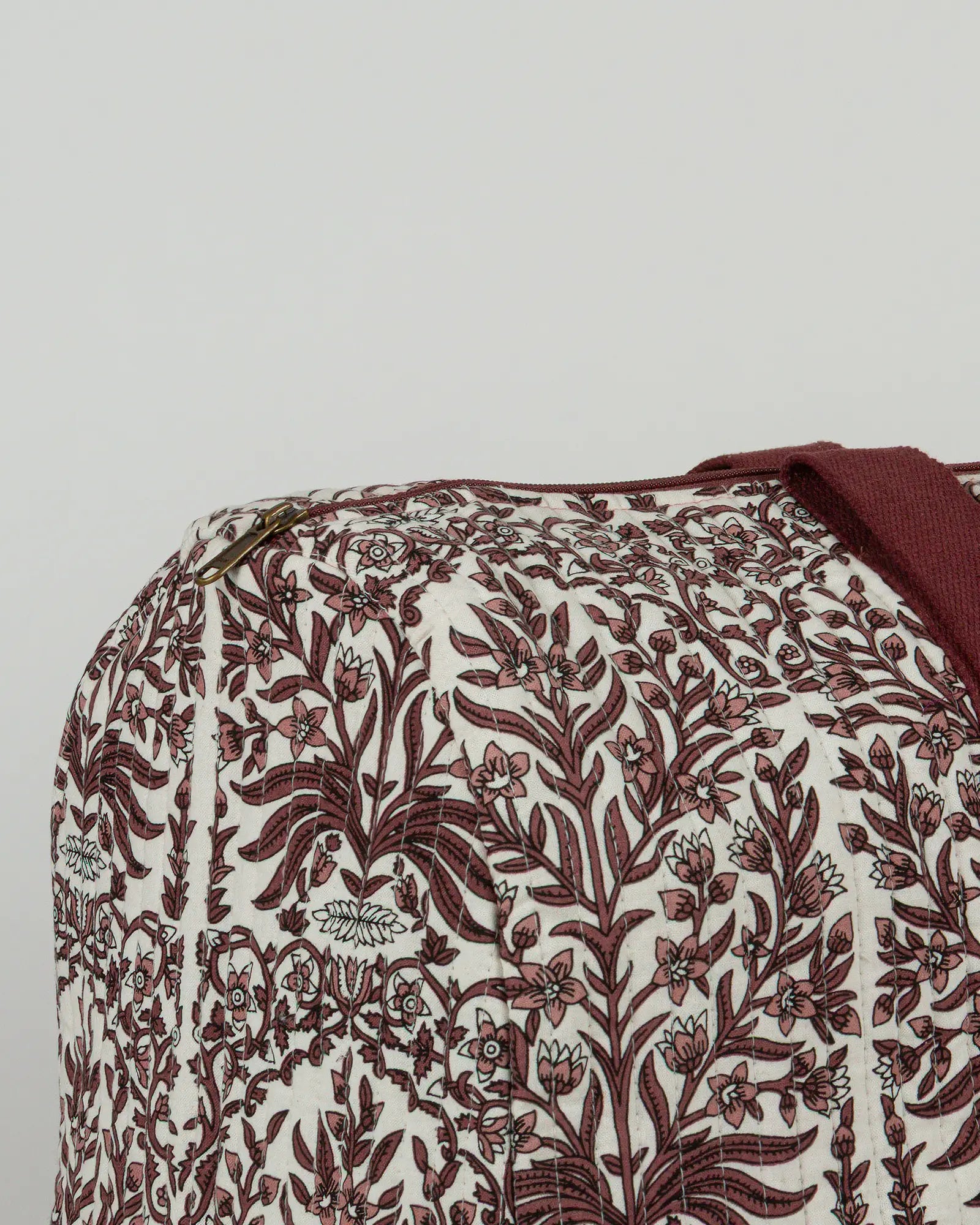 Sac week-end matelassé Bokabas, imprimé Vale fleuri marron et blanc, zoom sur la matière