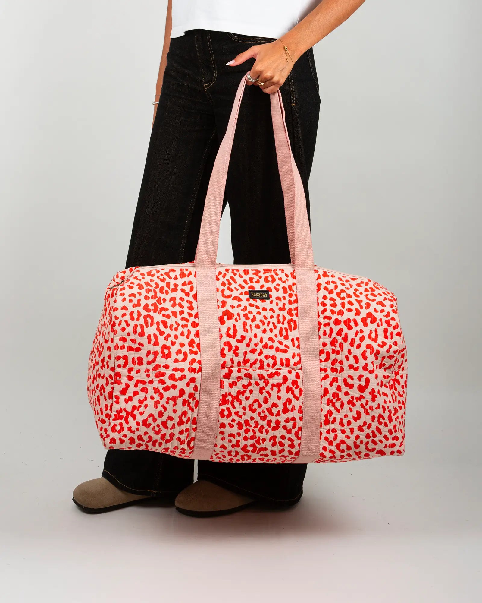 Sac week-end matelassé Bokabas, imprimé Valentine léopard rouge et rose, porté