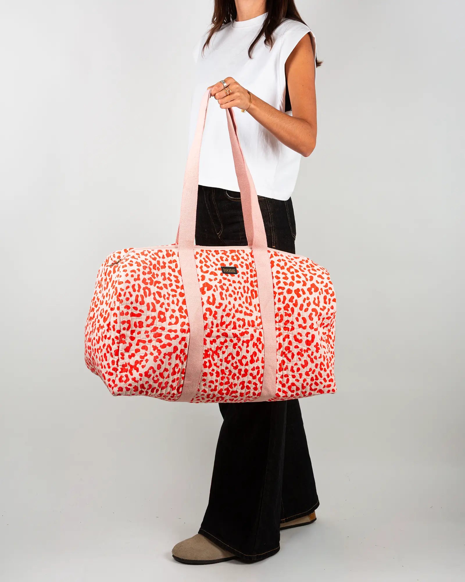 Sac week-end matelassé Bokabas, imprimé Valentine léopard rouge et rose, porté