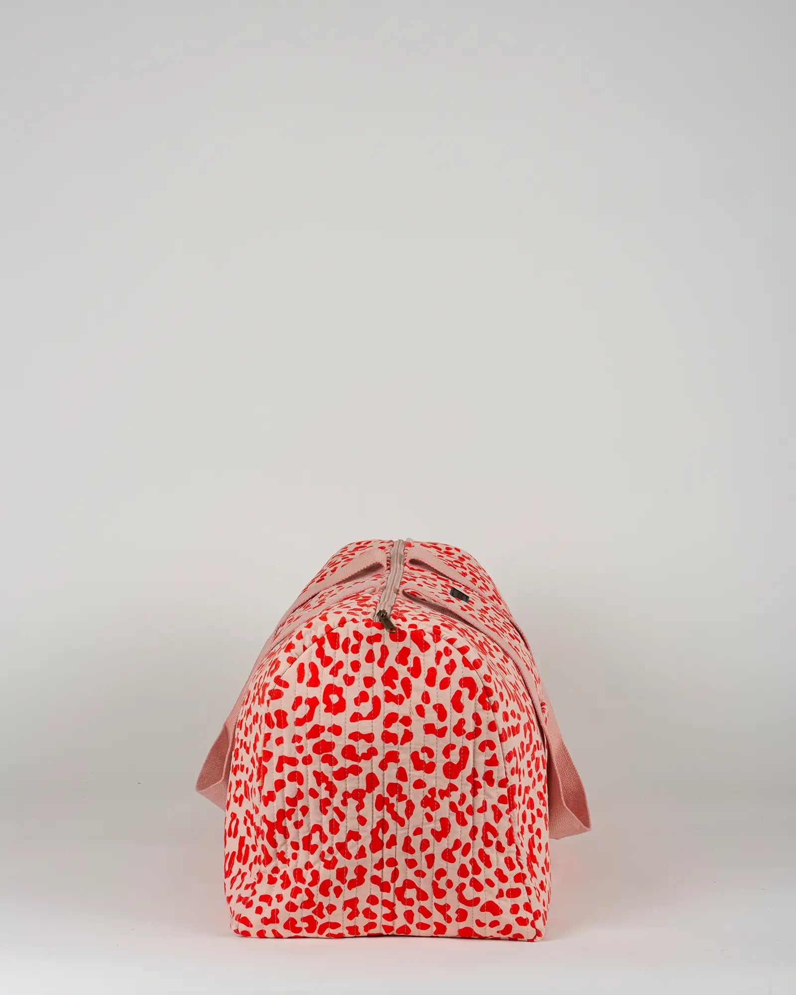 Sac week-end matelassé Bokabas, imprimé Valentine léopard rouge et rose, vue de profil