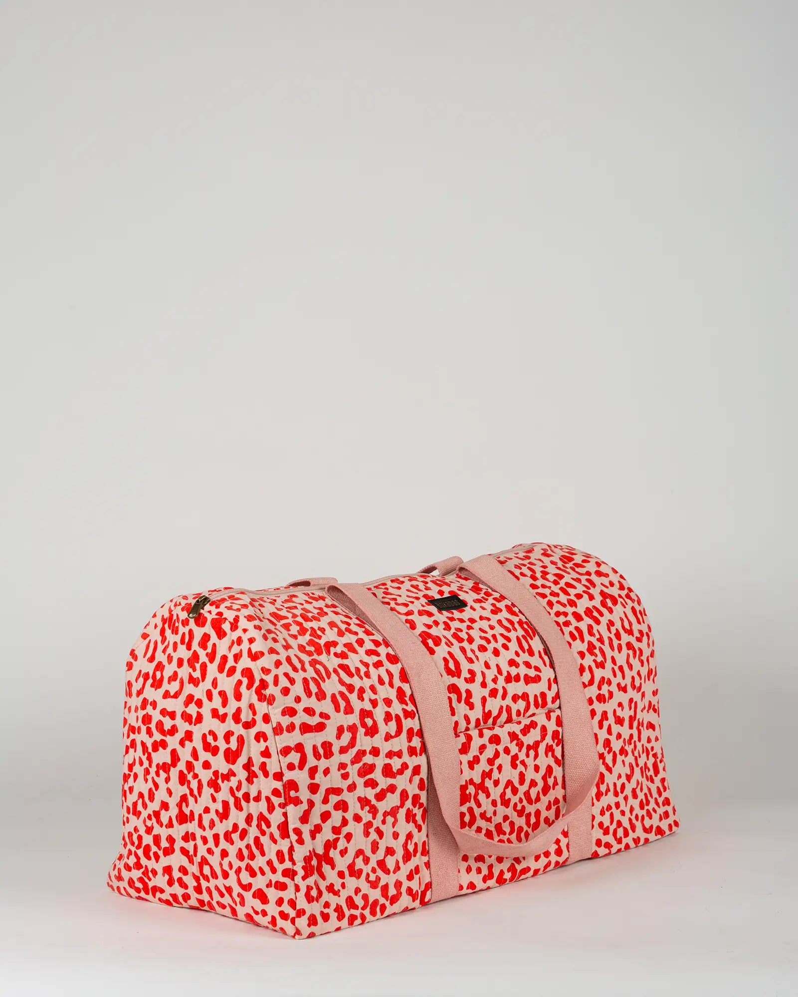 Sac week-end matelassé Bokabas, imprimé Valentine léopard rouge et rose, vue de trois-quarts