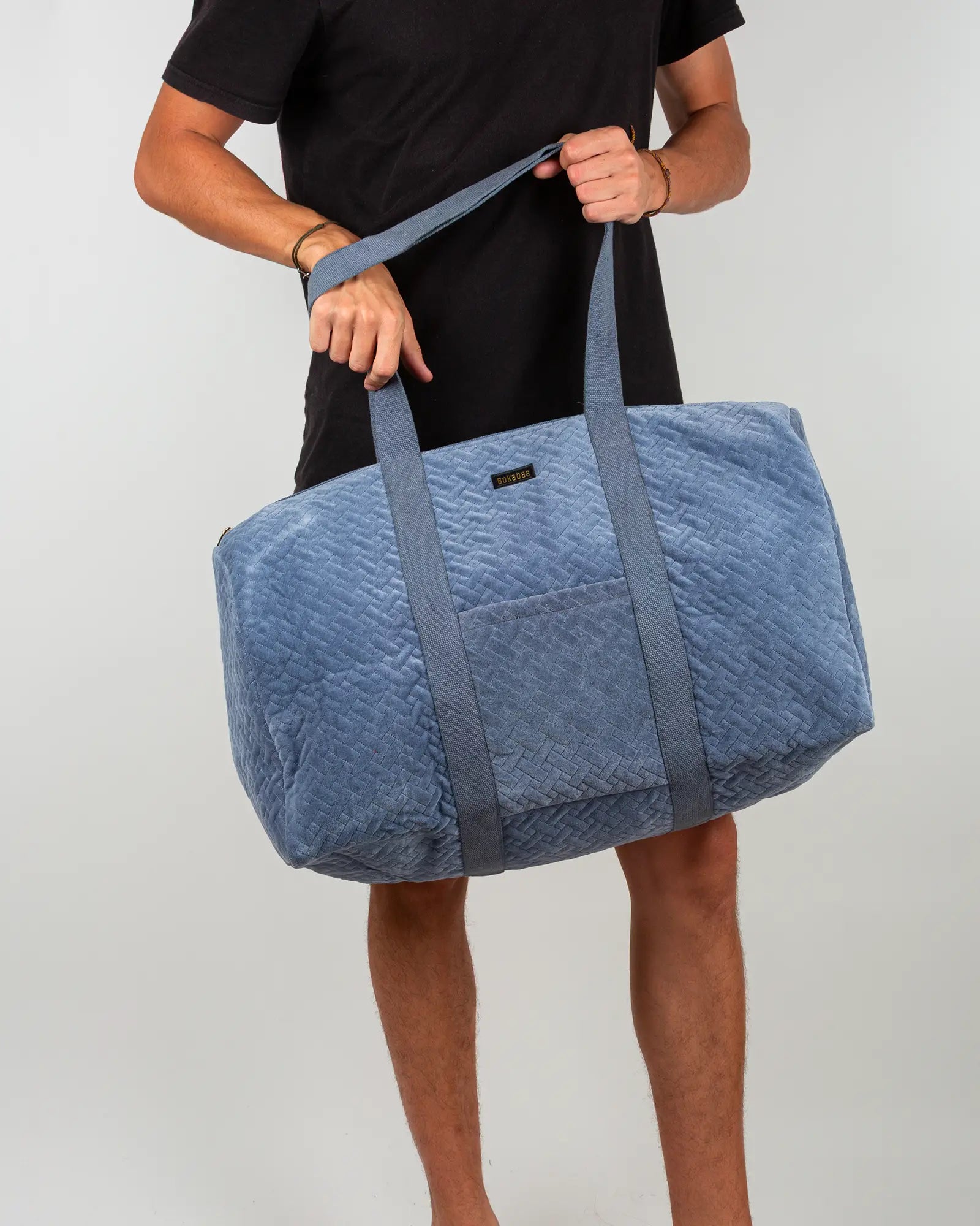 Sac week-end en velours côtelé Bokabas, bleu ciel, porté