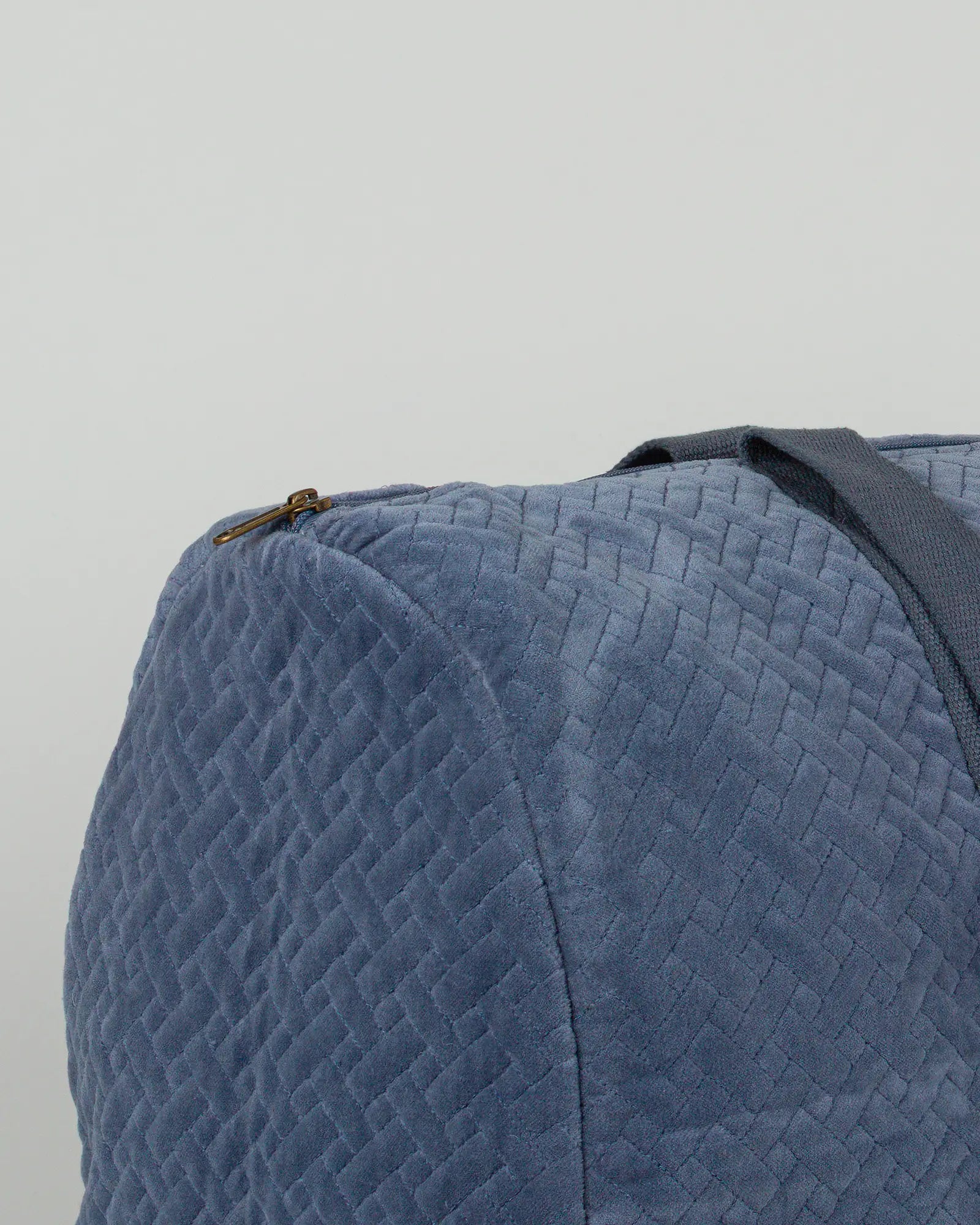 Sac week-end en velours côtelé Bokabas, bleu ciel, zoom sur la matière