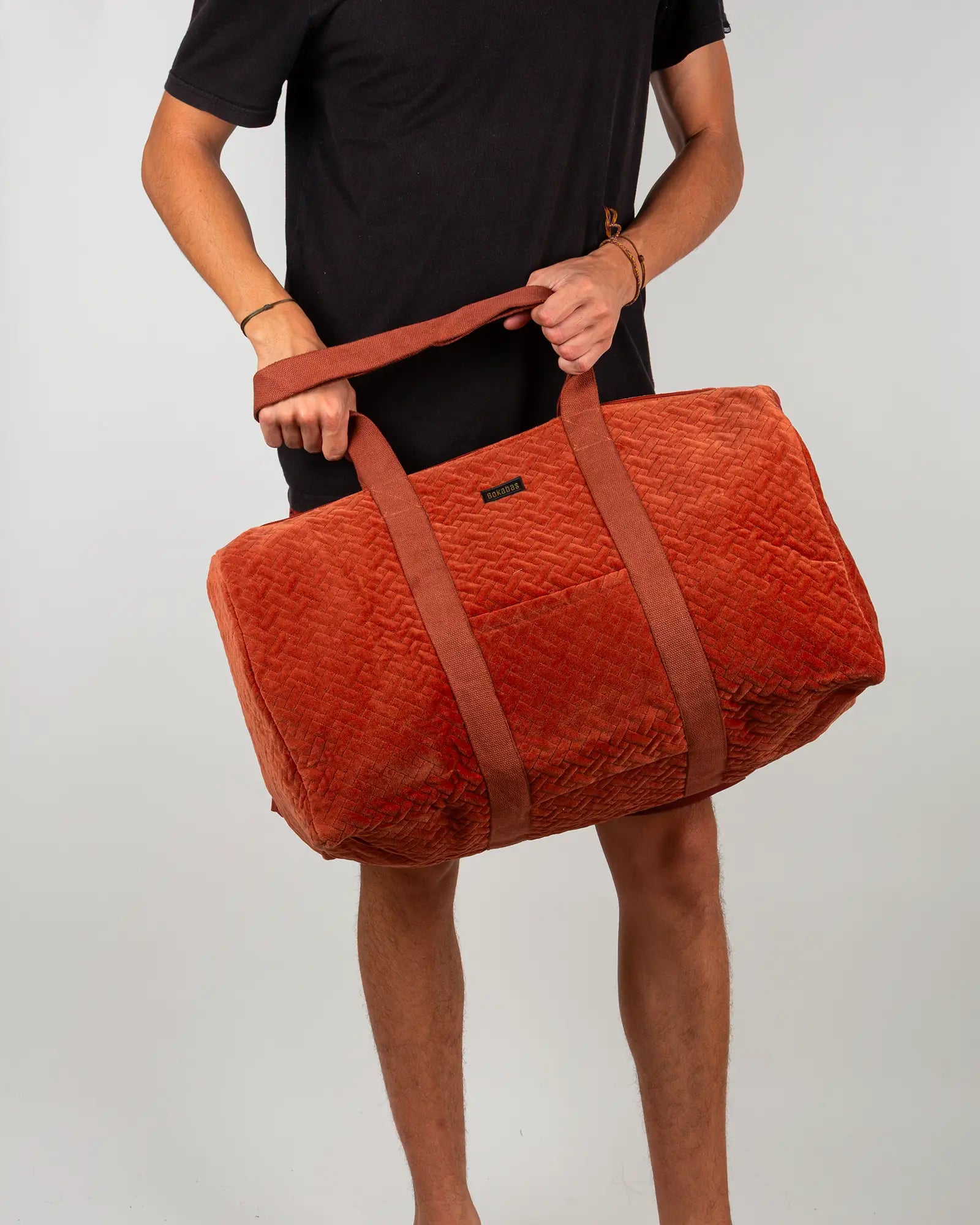Sac week-end en velours côtelé Bokabas, terracotta, porté