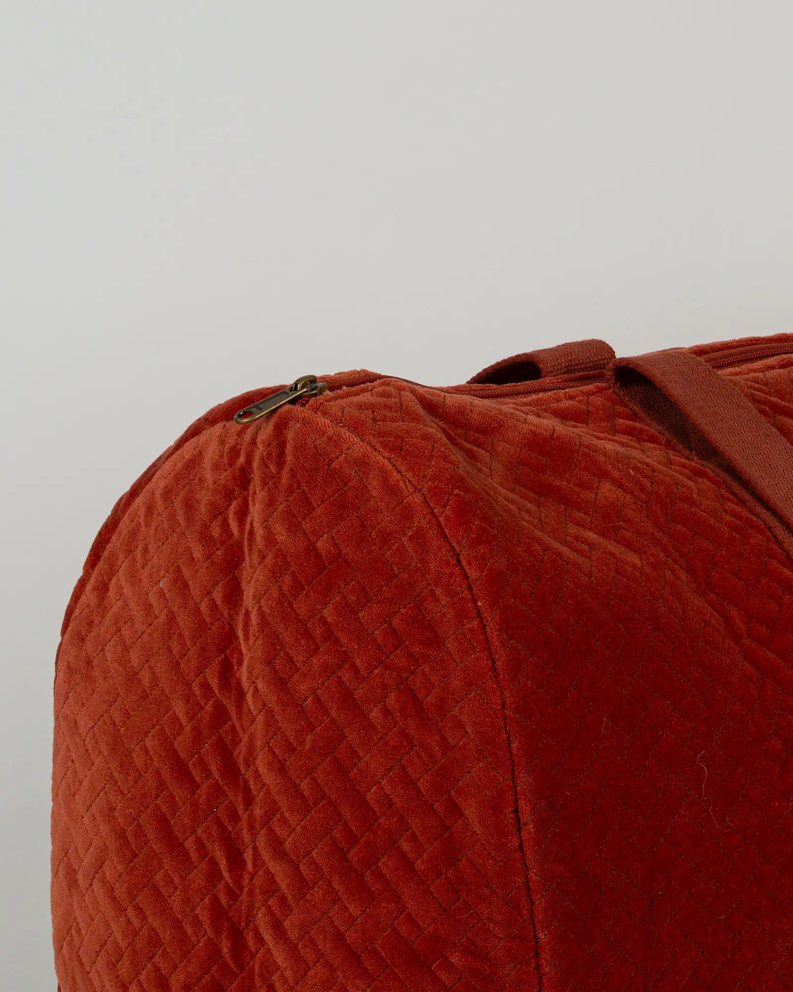 Sac week-end en velours côtelé Bokabas, terracotta, zoom sur la matière