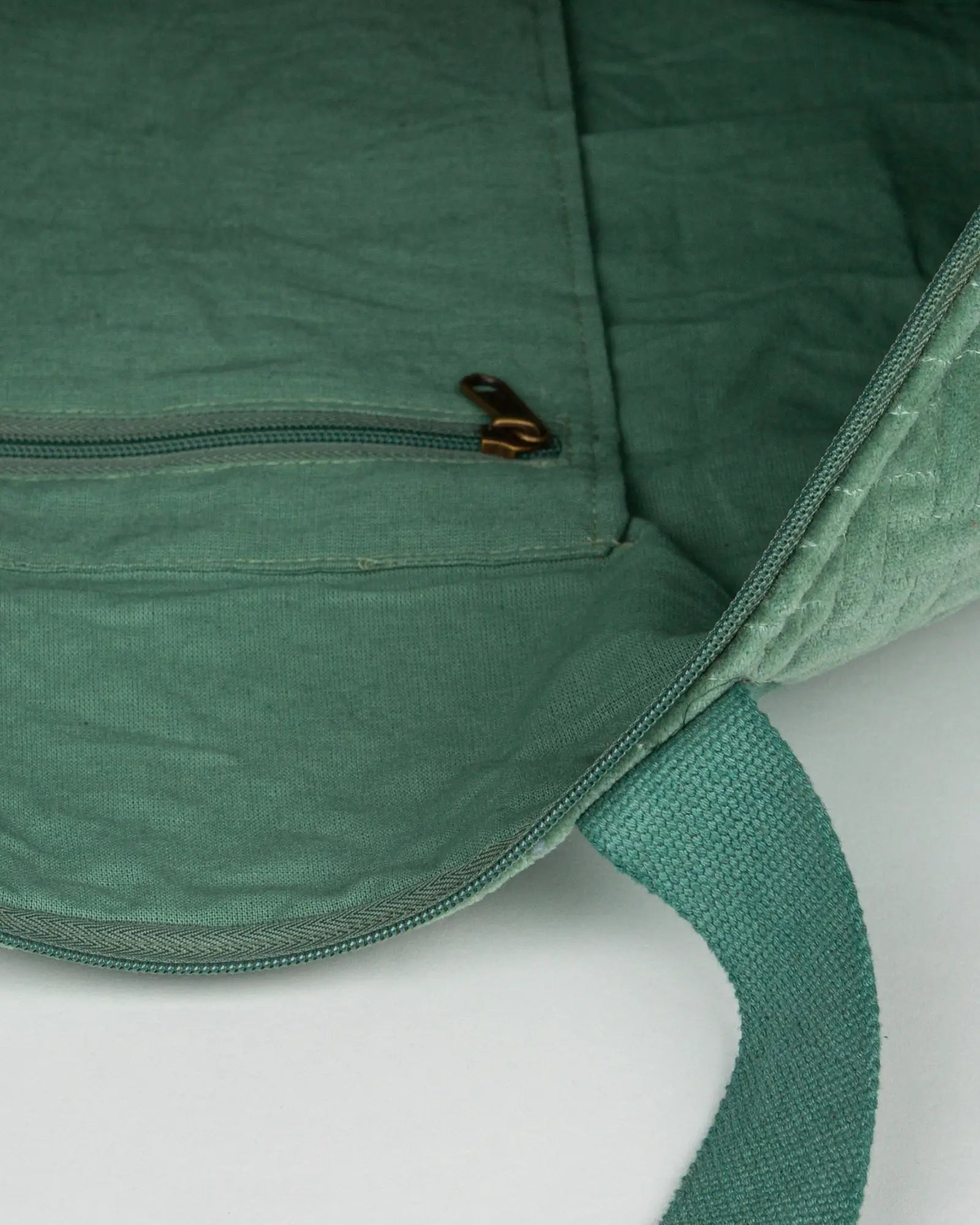 Sac week-end en velours côtelé Bokabas, vert sauge, vue de l'intérieur