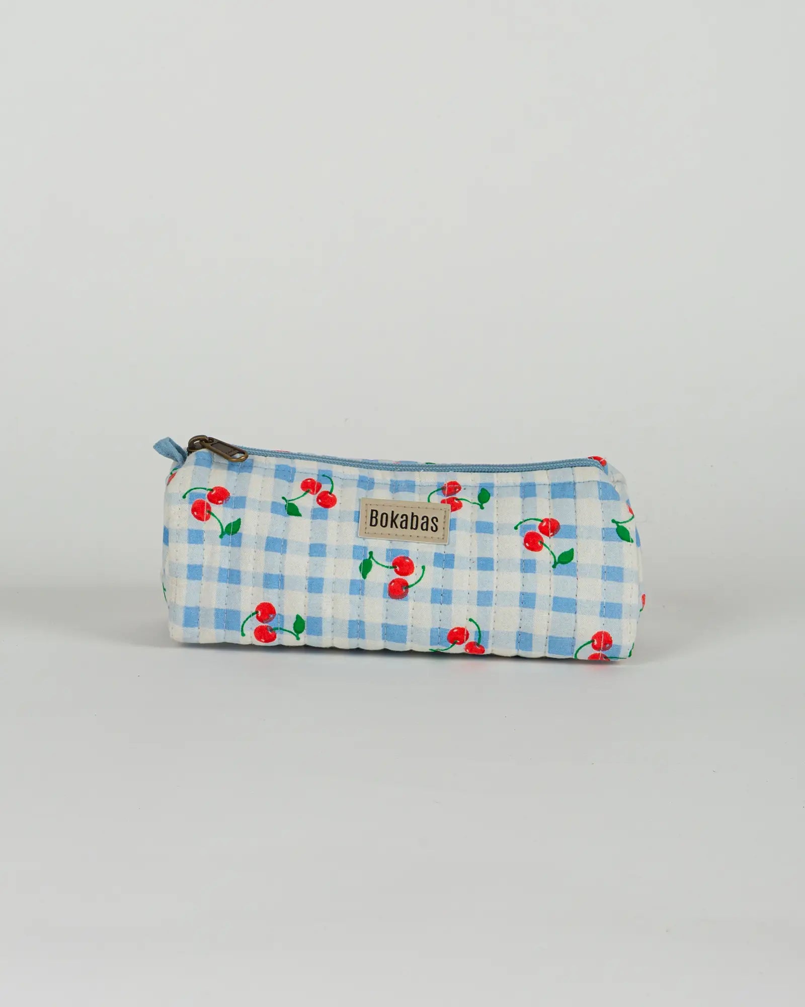 Trousse à crayons scolaire matelassée Bokabas, imprimé Cerise vichy bleu, vue de face