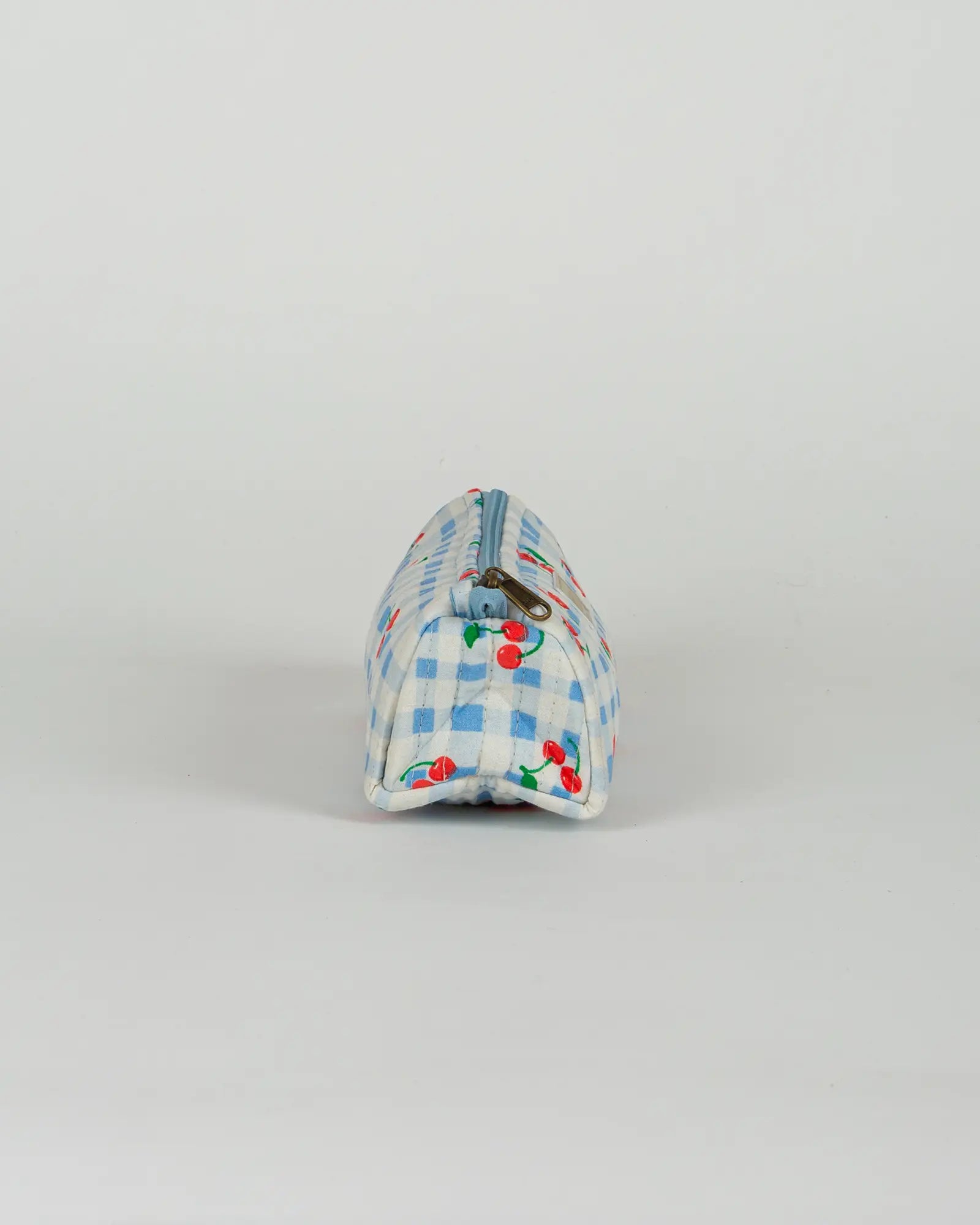 Trousse à crayons scolaire matelassée Bokabas, imprimé Cerise vichy bleu, vue de profil