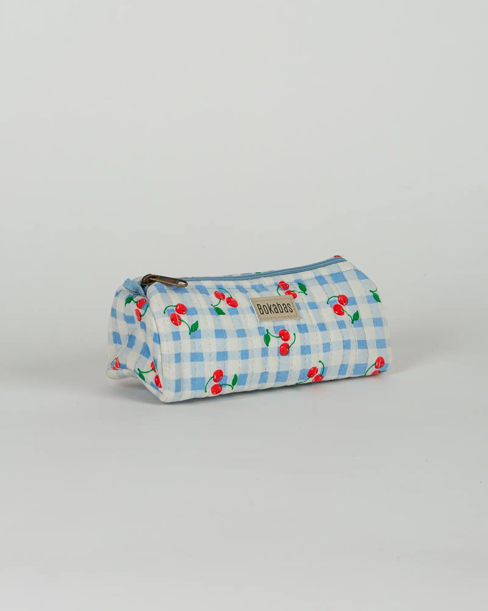 Trousse à crayons scolaire matelassée Bokabas, imprimé Cerise vichy bleu, vue de trois-quarts