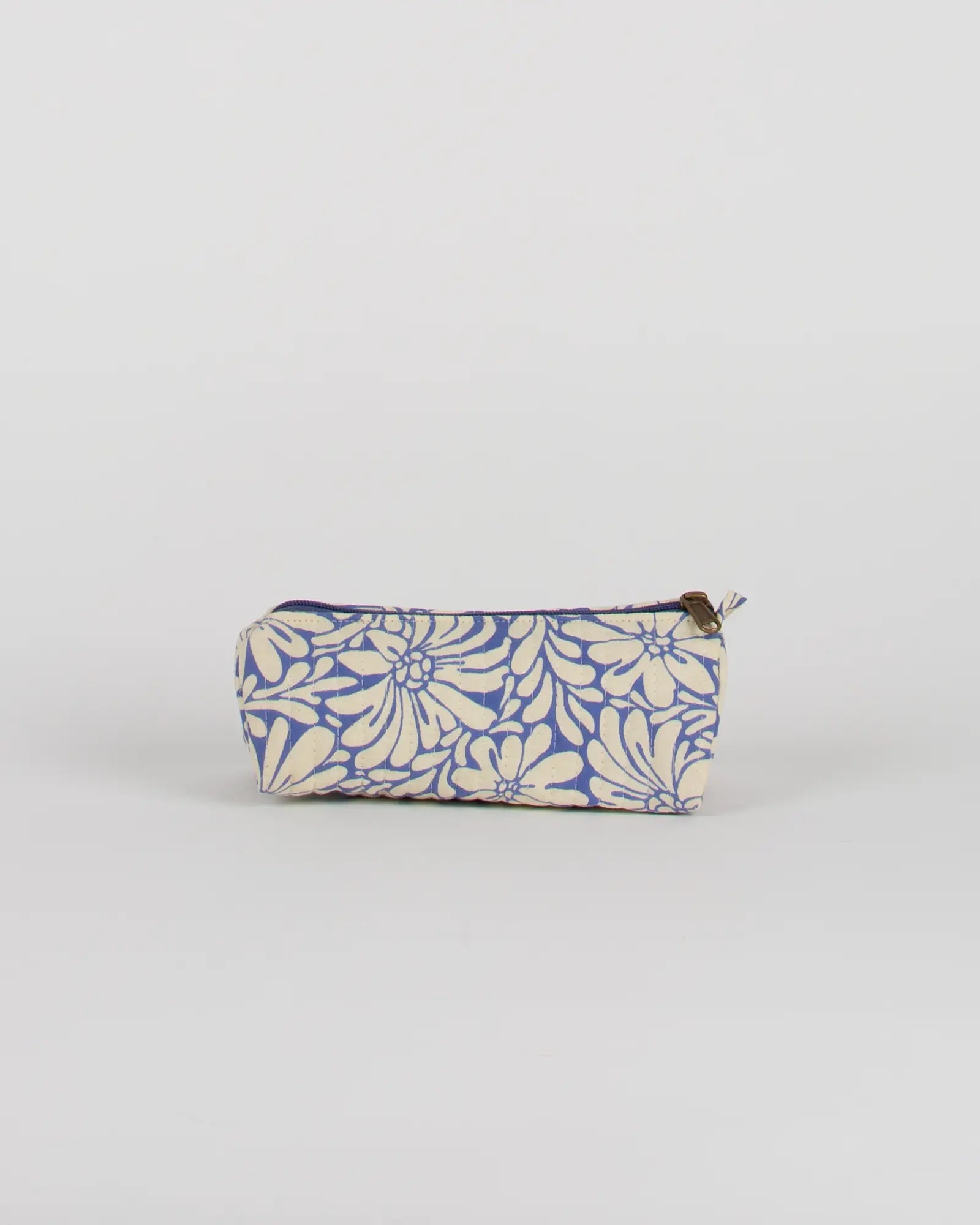 Trousse à crayons scolaire matelassée Bokabas, imprimé Daisy fleuri bleu et beige, vue de dos