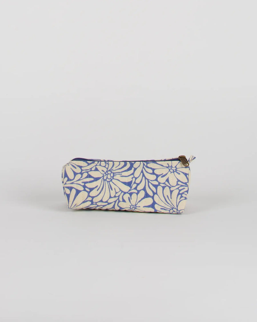 Trousse à crayons scolaire matelassée Bokabas, imprimé Daisy fleuri bleu et beige, vue de dos