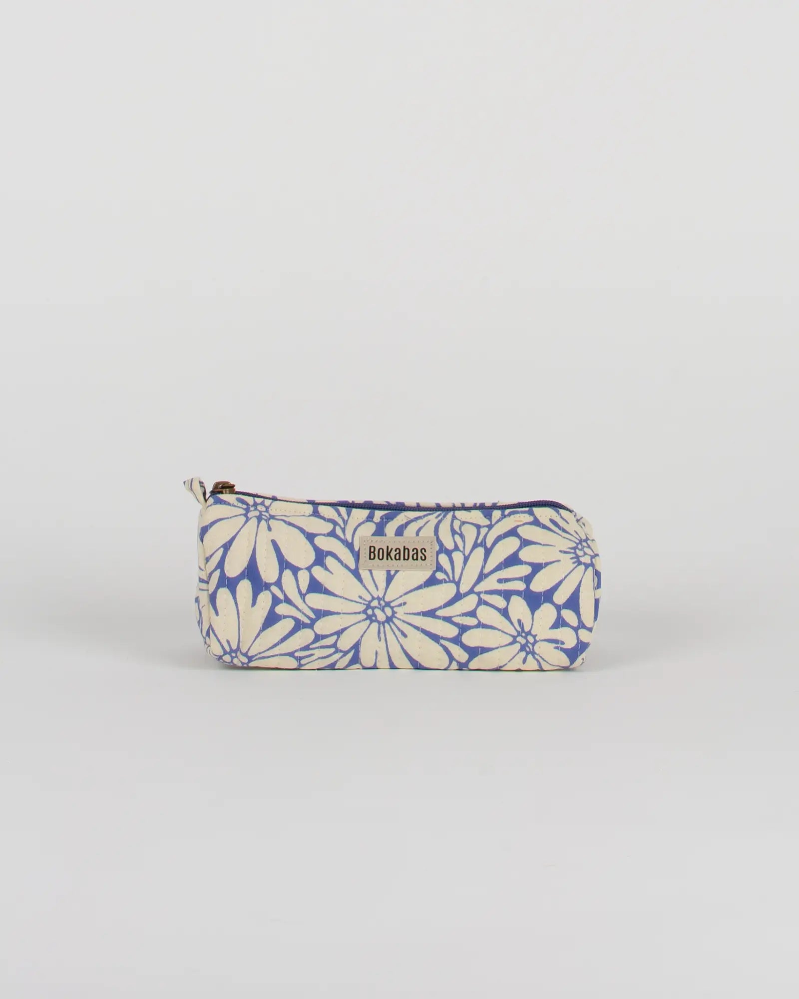 Trousse à crayons scolaire matelassée Bokabas, imprimé Daisy fleuri bleu et beige, vue de face