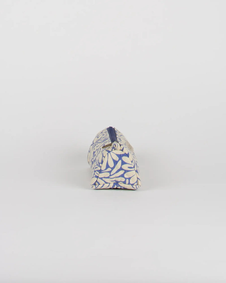 Trousse à crayons scolaire matelassée Bokabas, imprimé Daisy fleuri bleu et beige, vue de profil