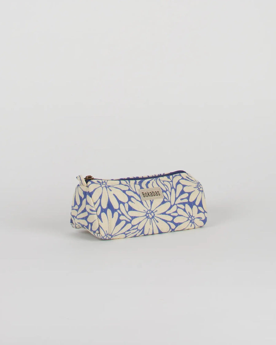 Trousse à crayons scolaire matelassée Bokabas, imprimé Daisy fleuri bleu et beige, vue de trois-quarts