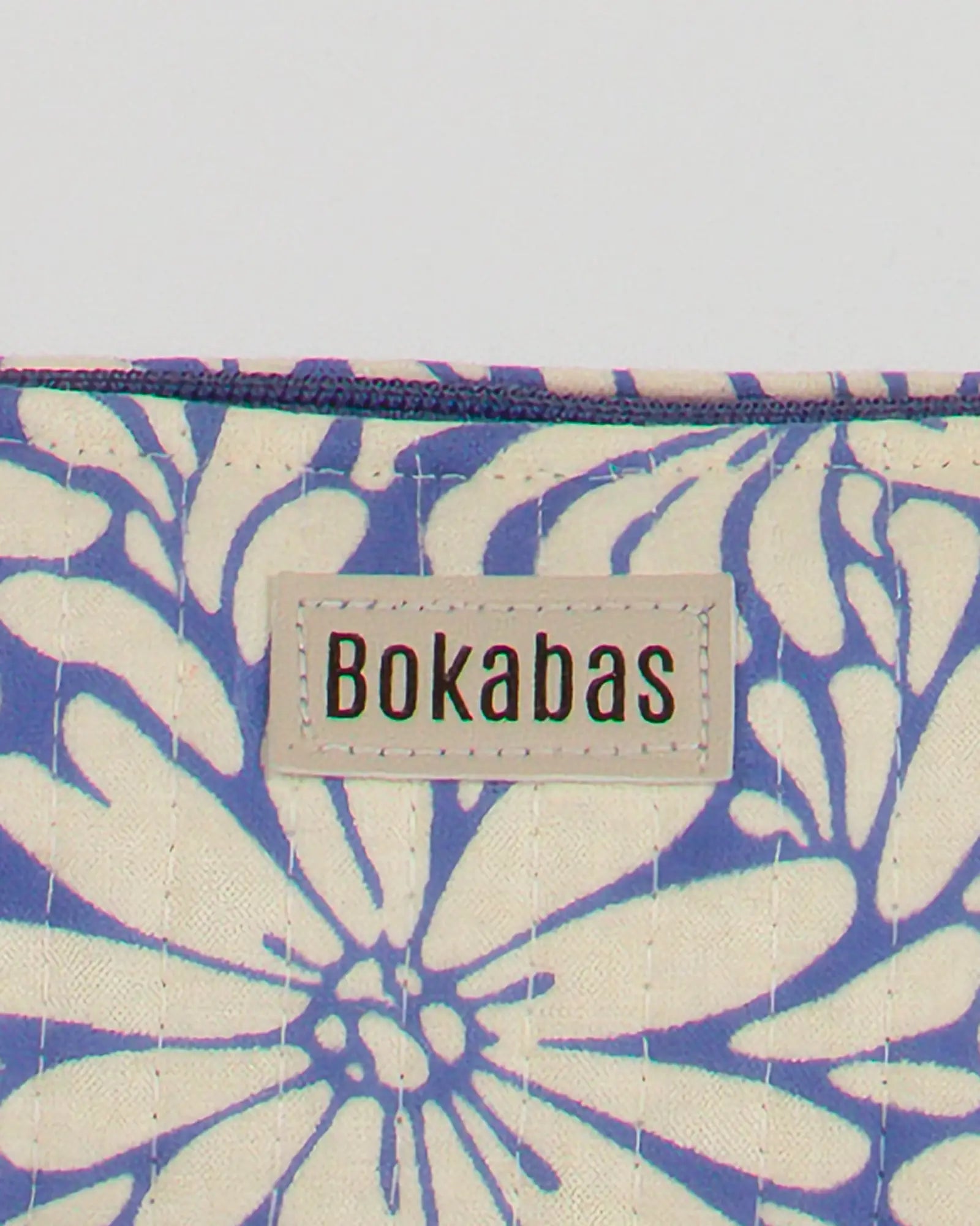 Trousse à crayons scolaire matelassée Bokabas, imprimé Daisy fleuri bleu et beige, zoom sur la matière