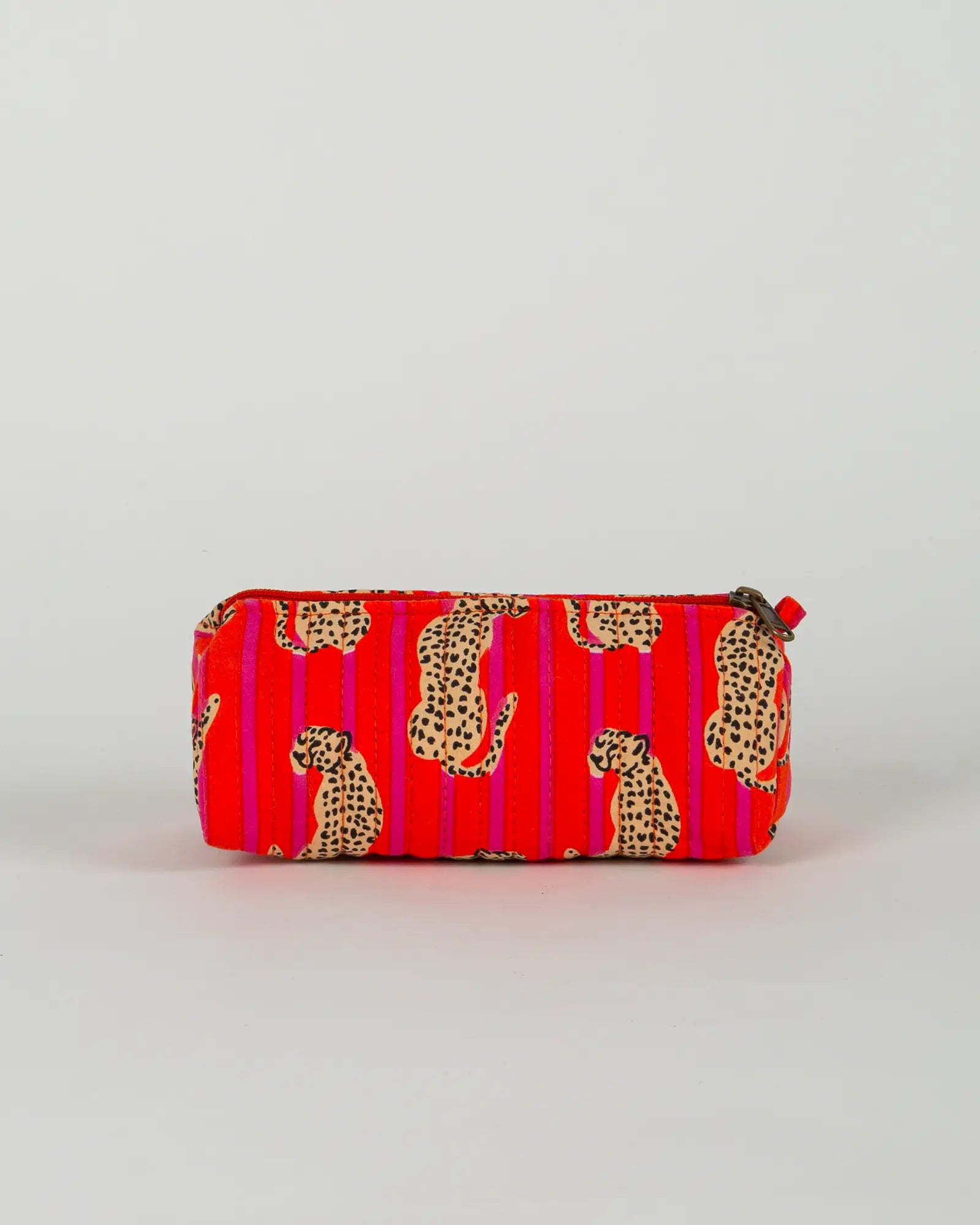 Trousse à crayons scolaire matelassée Bokabas, imprimé Guépard rayé orange et rose, vue de dos