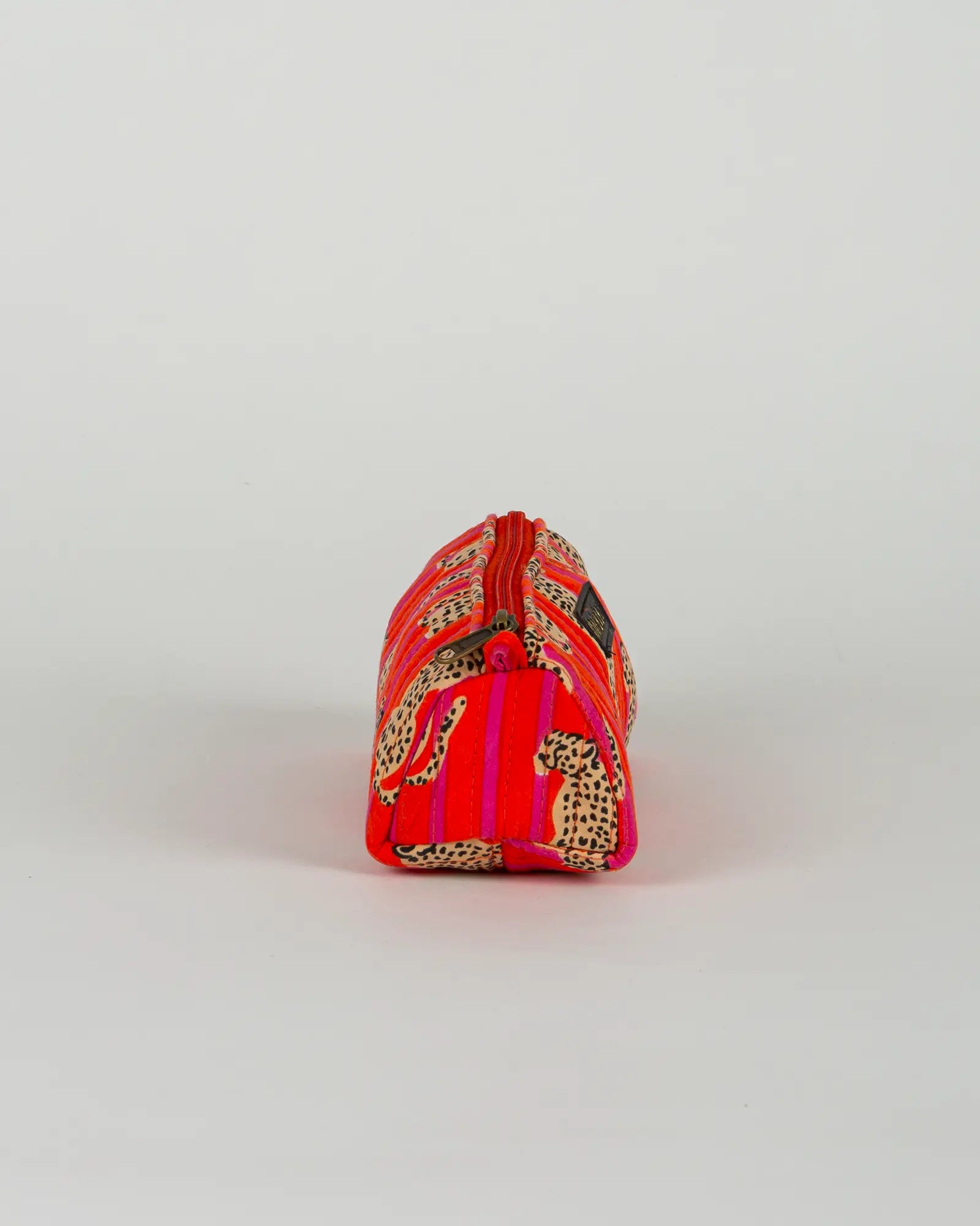 Trousse à crayons scolaire matelassée Bokabas, imprimé Guépard rayé orange et rose, vue de profil