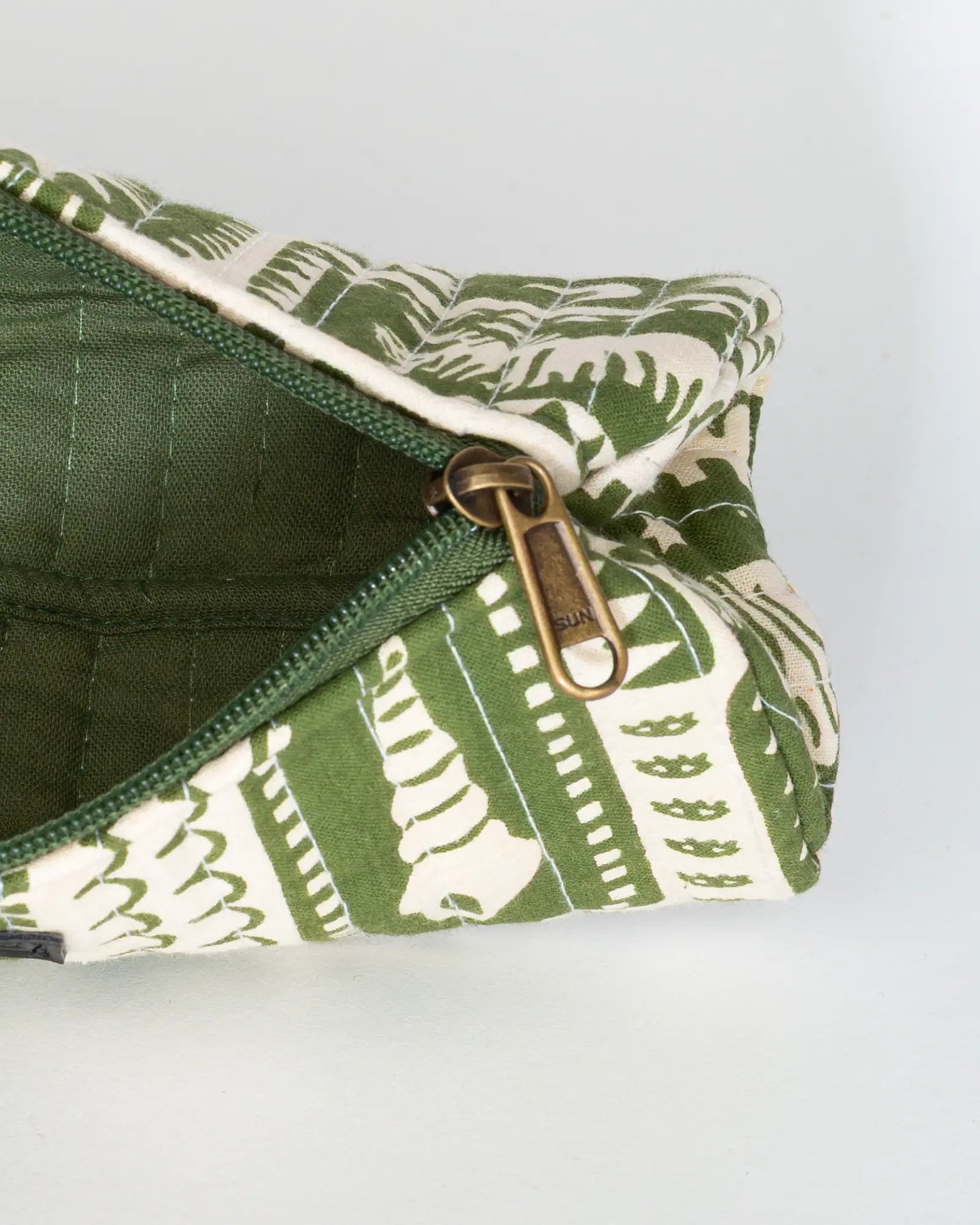 Trousse à crayons scolaire matelassée Bokabas, imprimé Art vert kaki et beige, vue de l'intérieur
