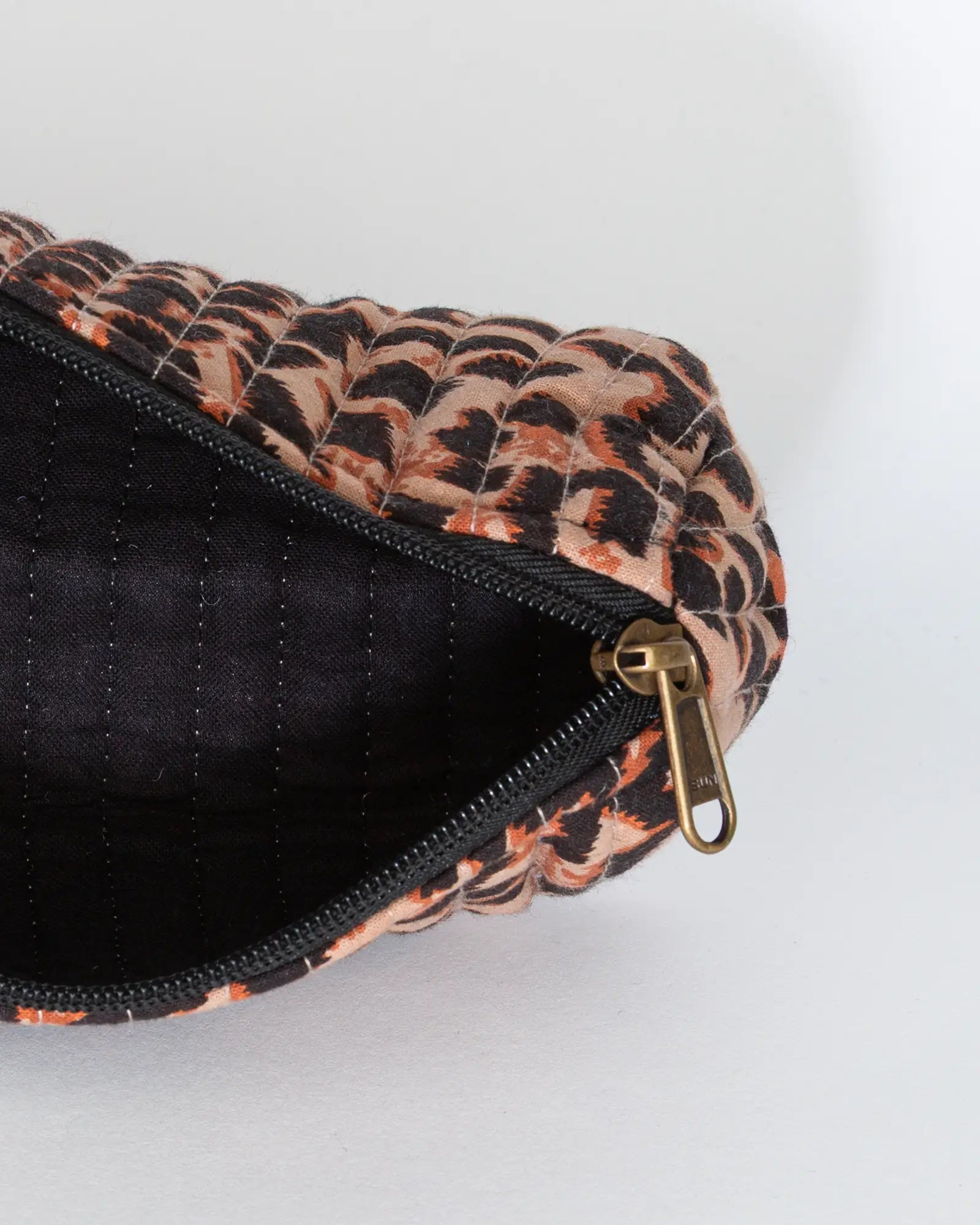 Trousse à crayons scolaire matelassée Bokabas, imprimé léopard noir et marron, vue de l'intérieur
